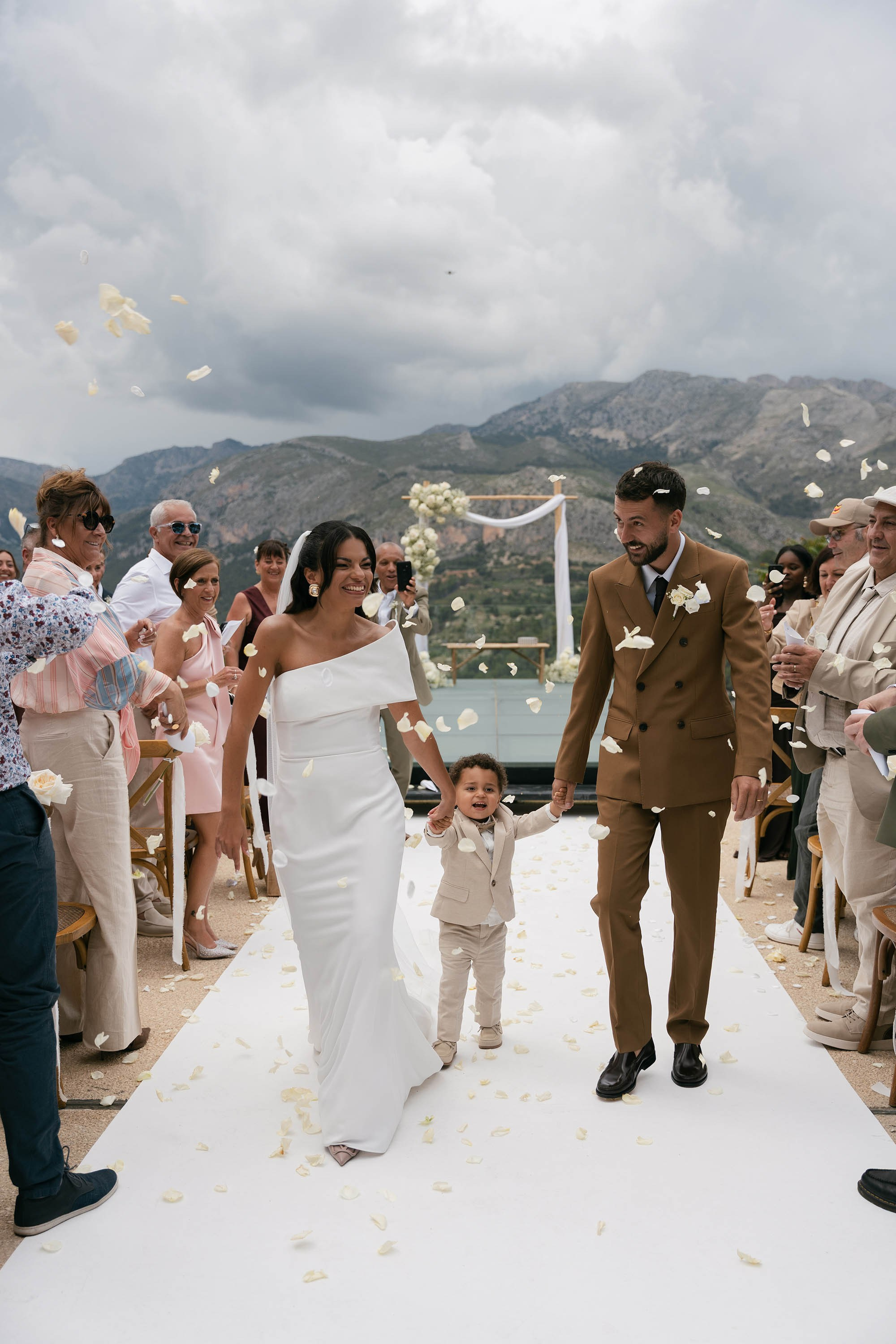 Sarah and Theo — VIVOOD. Fotógrafos de bodas de destino y creadores de contenido con base en España