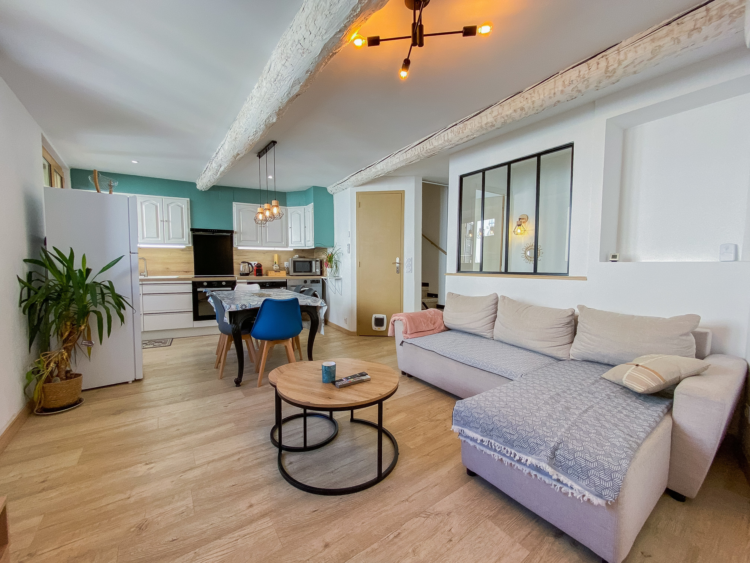 Photographie immobilière d’un salon lumineux pour location courte durée – Vienne