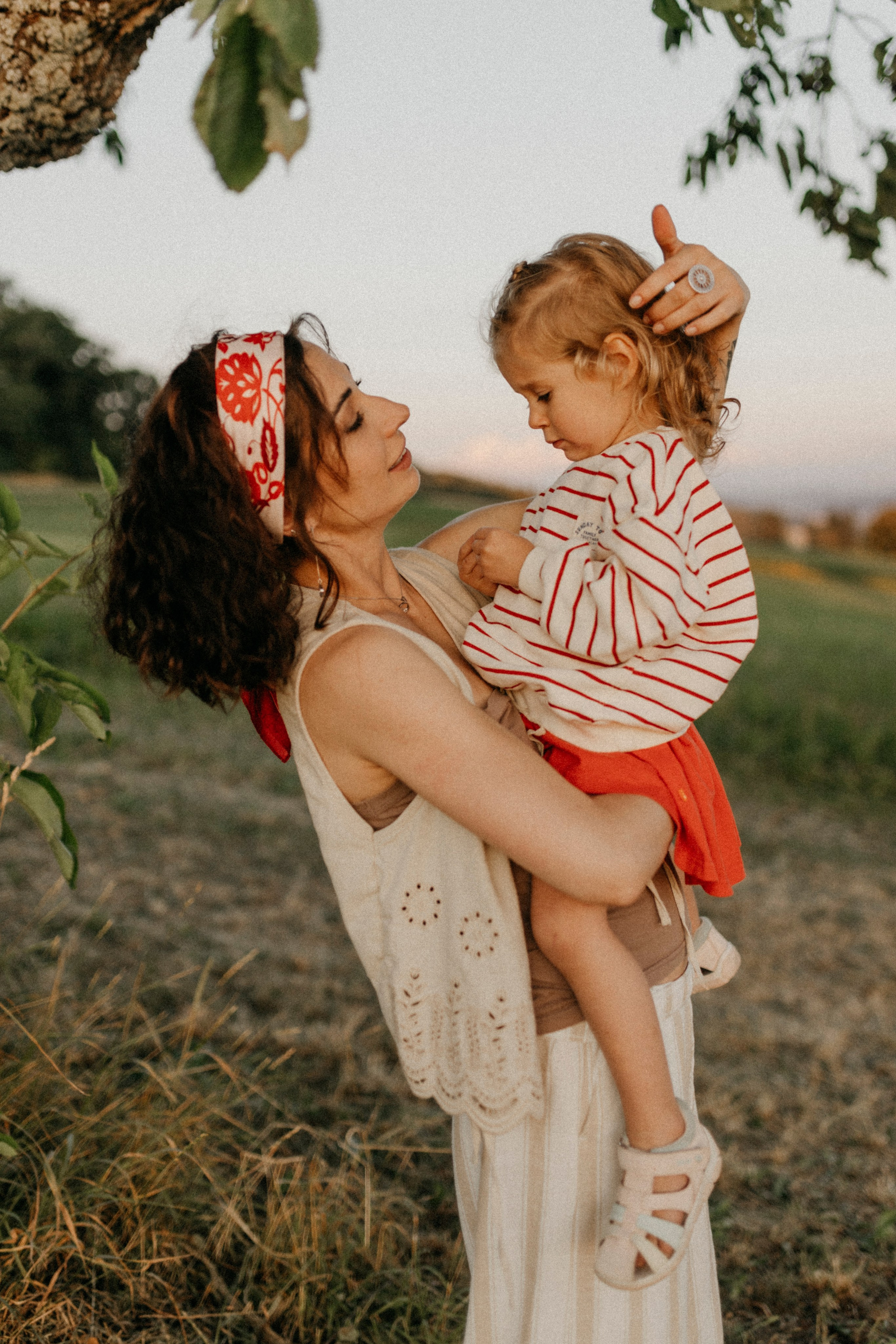 Zhenya and Maya. Polina Sobol — family & documentary photographer in Bern. Outdoor & urban photo sessions for families, kids and couples