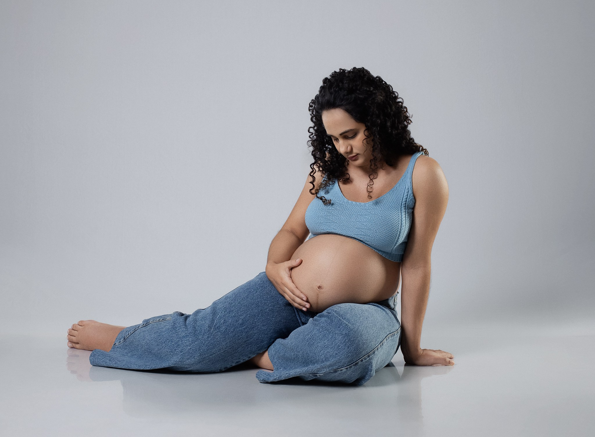 ensaio-gestante-deyse-estudio-sao-miguel-dos-campos-al-sentada-chao-natural