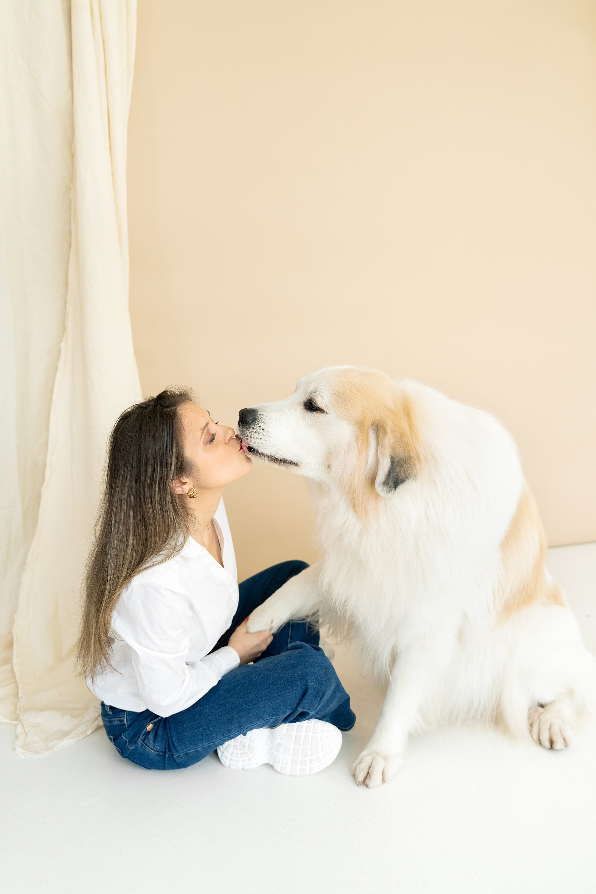 Poros ir jų šuns fotosesija studijoje Vilniuje. Vita Klimaševska ○ Fluffy Soulmate Photography