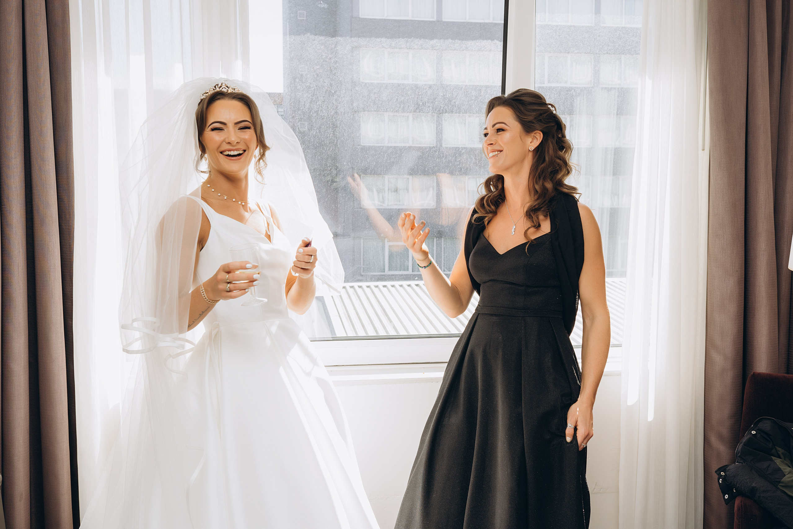 Megan & Oneias. Main