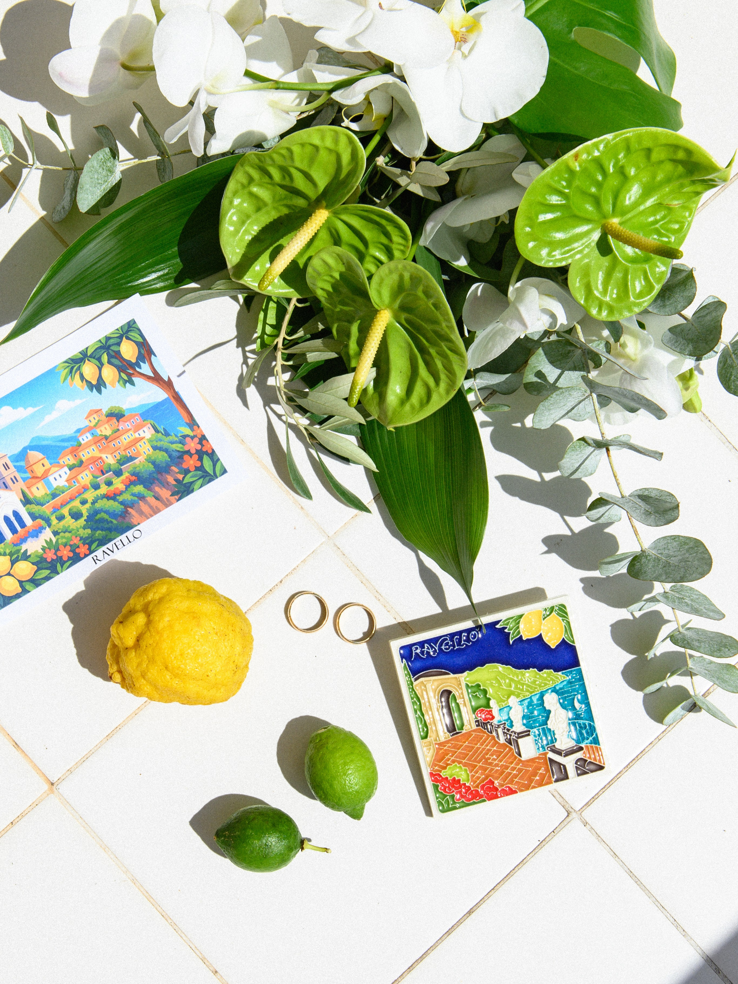 Dettagli di matrimonio a Ravello con fedi, limoni, fiori tropicali ed elementi ispirati alla Costiera Amalfitana fotografati nella luce mediterranea. Fotografo di Matrimonio a Ravello