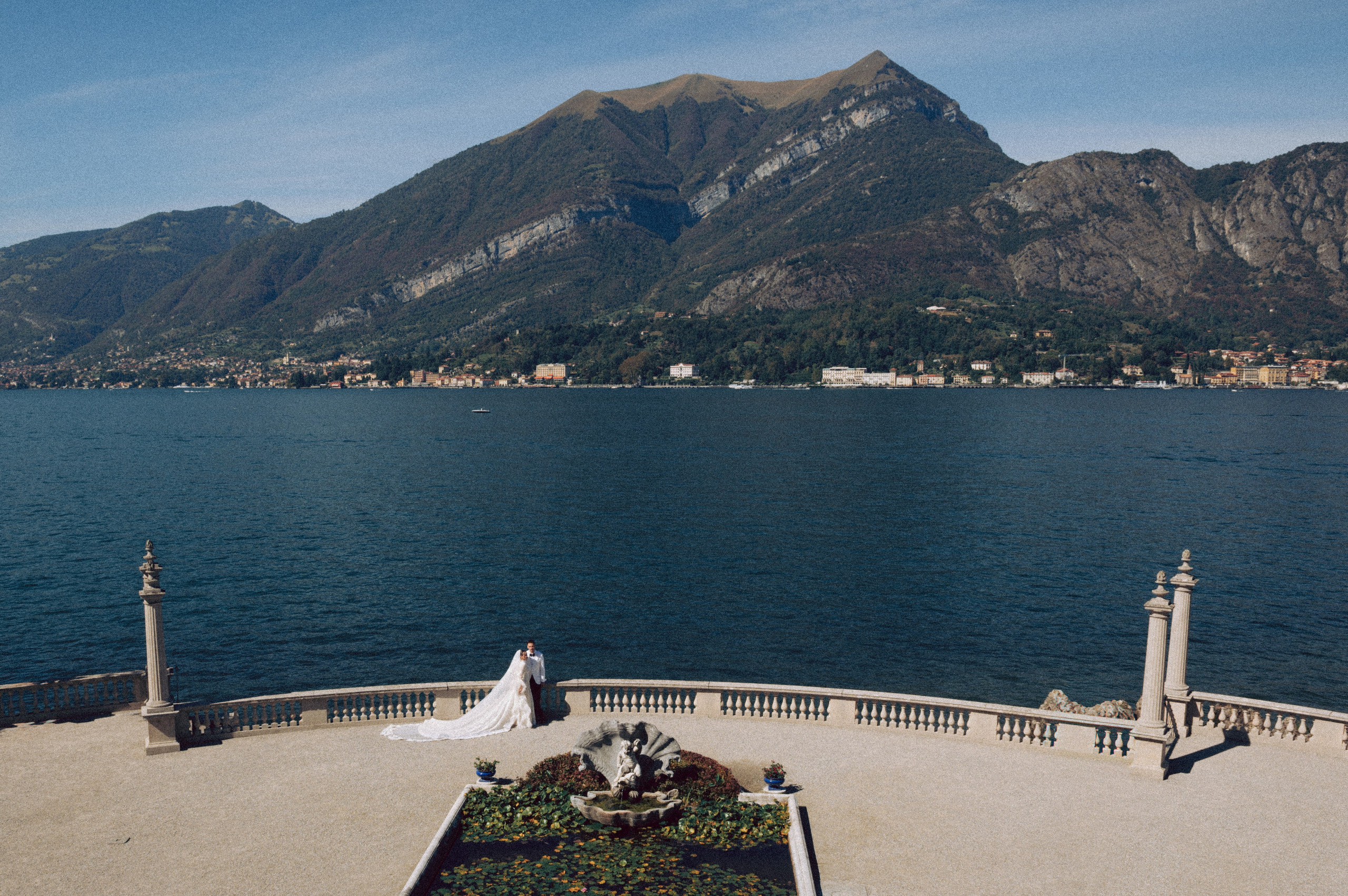 Wedding shoot at villa Melzi. AnaMilanoFoto | Couple & Wedding Photographer in Milan