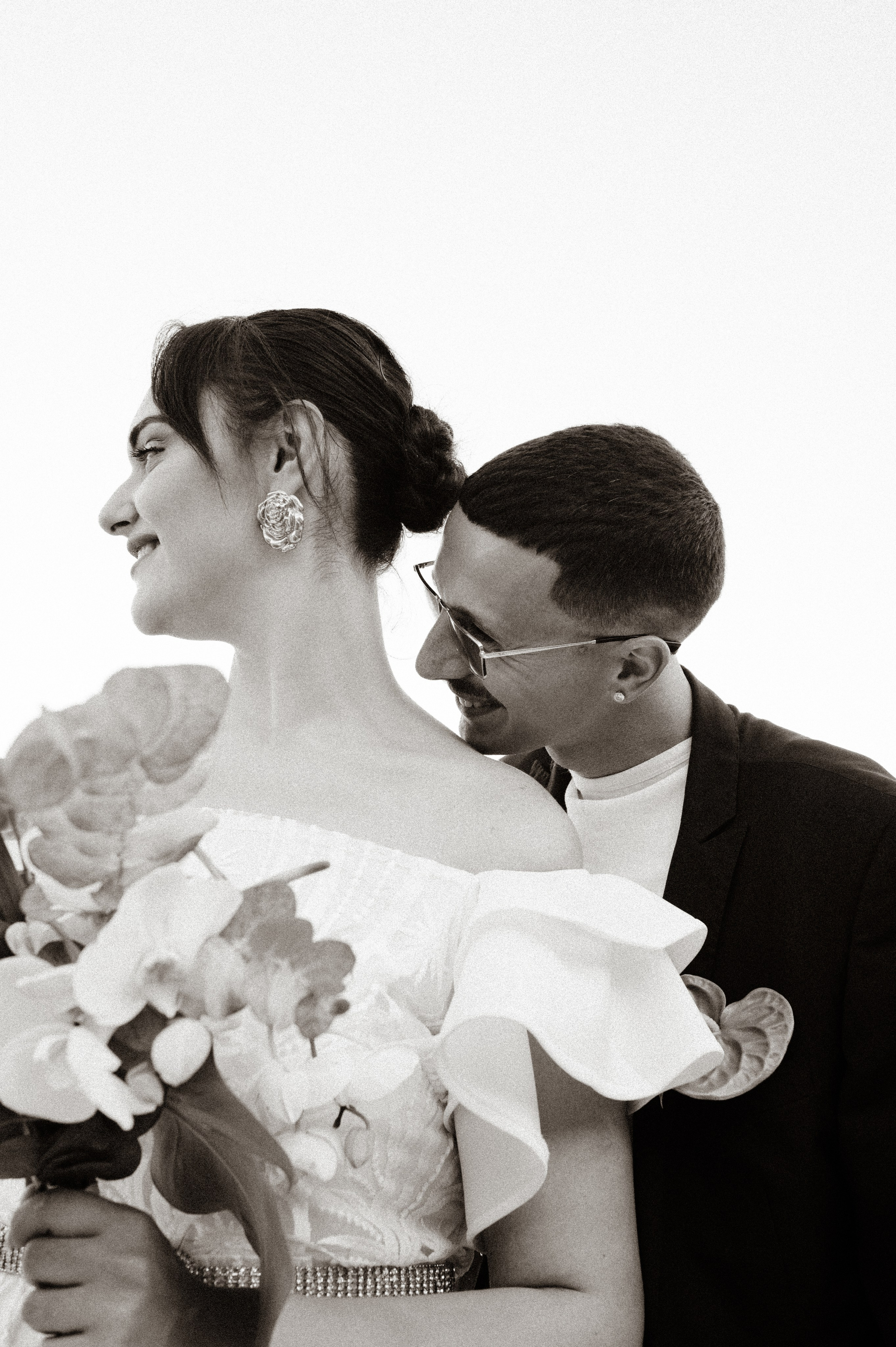 Ritratto di matrimonio spontaneo in bianco e nero di una coppia durante un momento affettuoso e naturale nella loro sessione fotografica a Ravello. Fotografo locale in Italia per matrimoni su Costiera Amalfitana