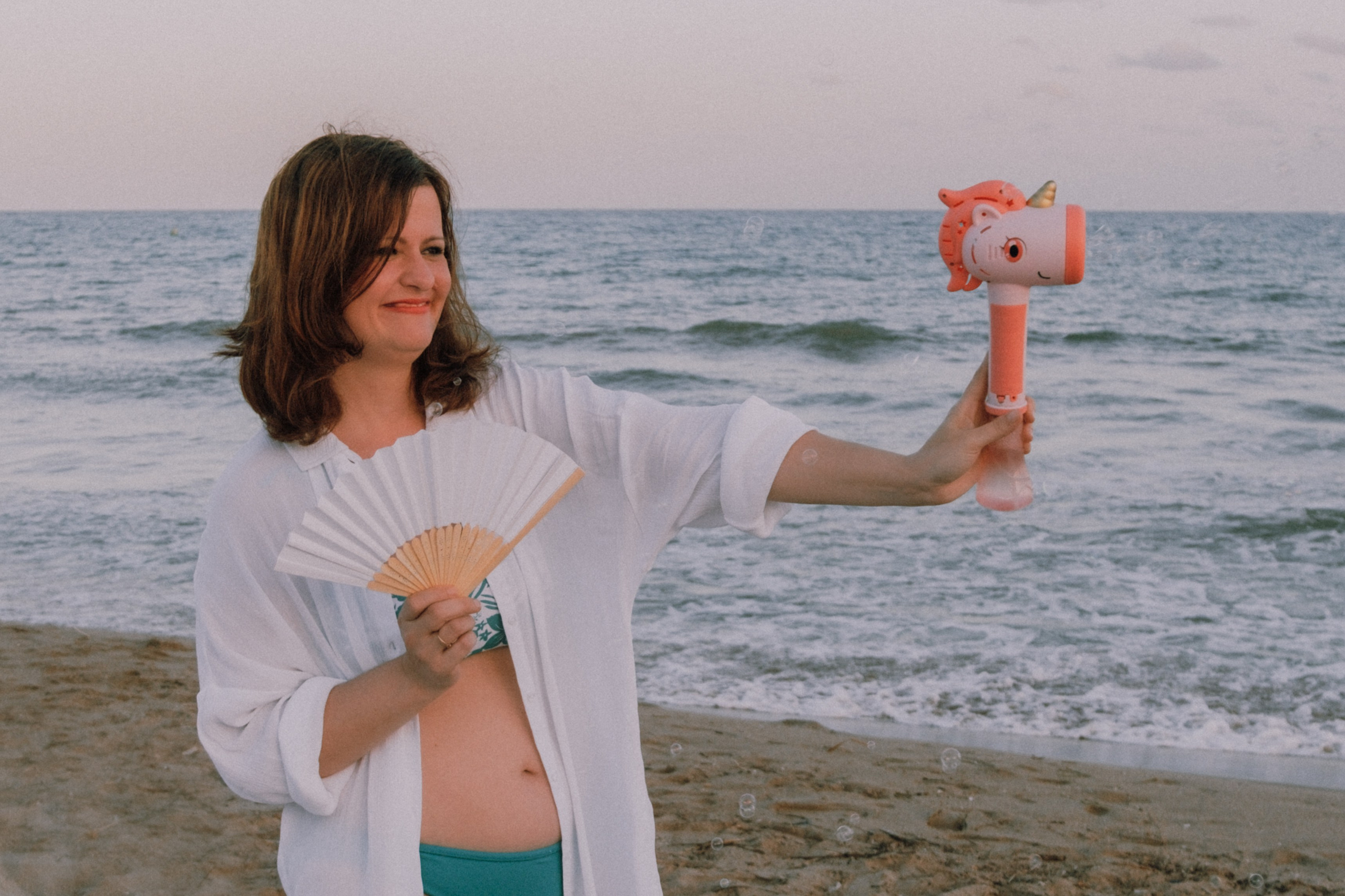 Sesión de amigas en la playa. Fotografía profesional en Calafell - Elena Medvedeva
