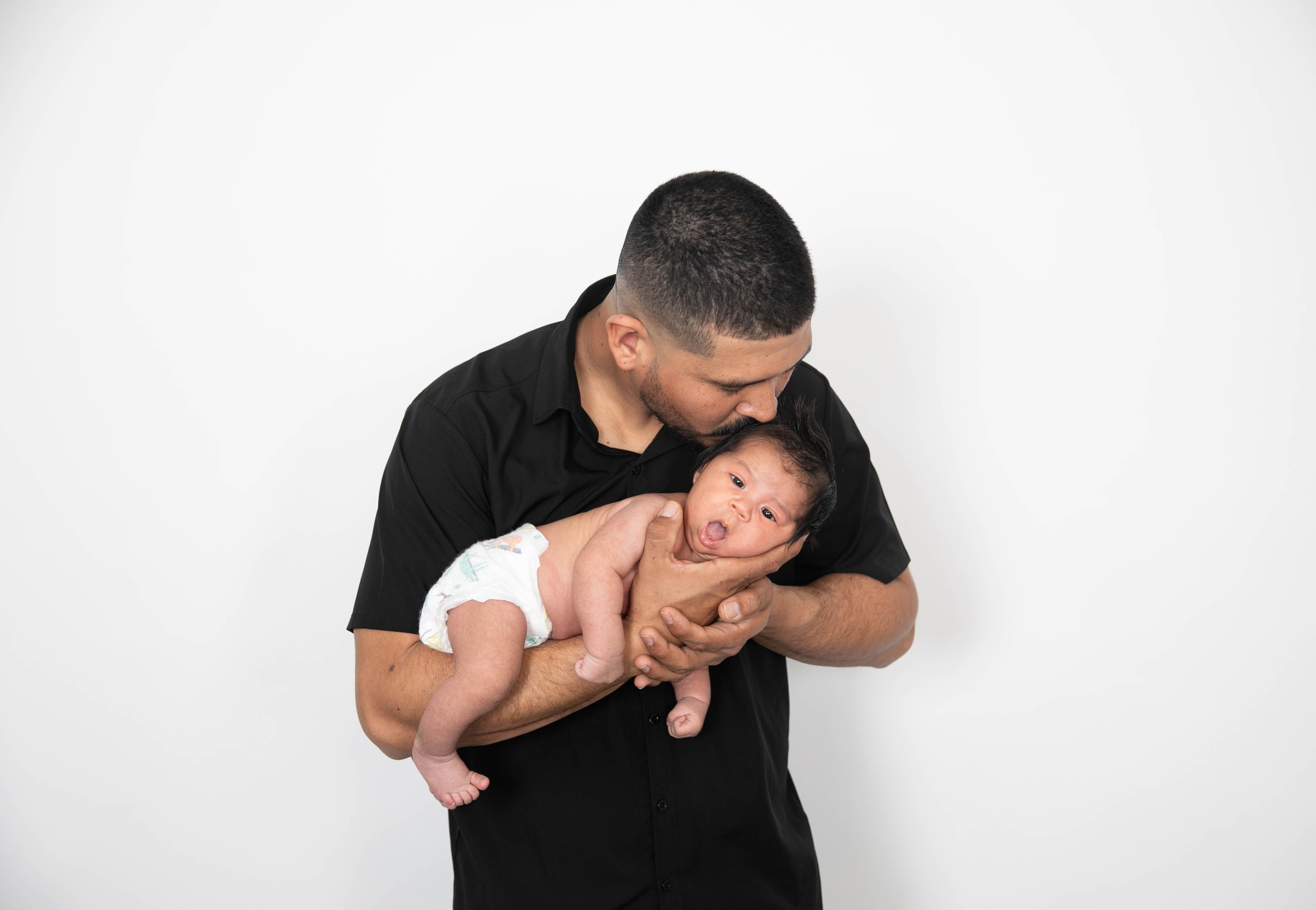 Maternity Photos — Isabel — Harold — Studio Photos. Fotografía accesible en Calgary