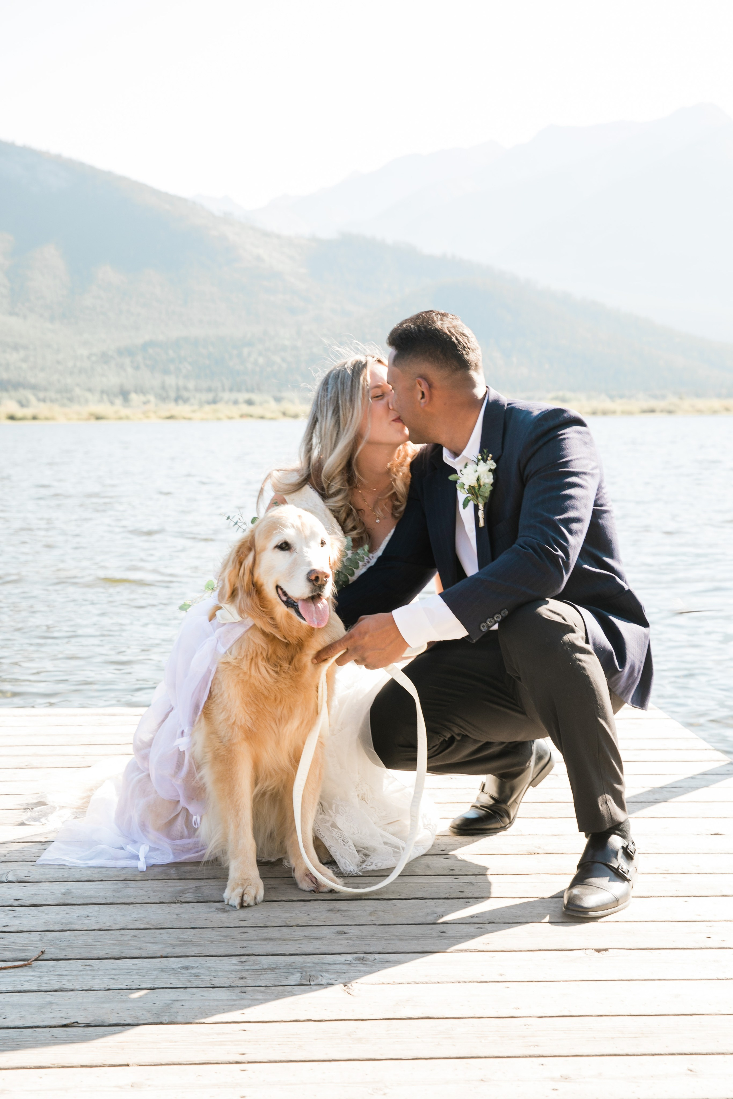 Dakota & Jarrett Wedding — Vermilion Lakes. Fotografía accesible en Calgary
