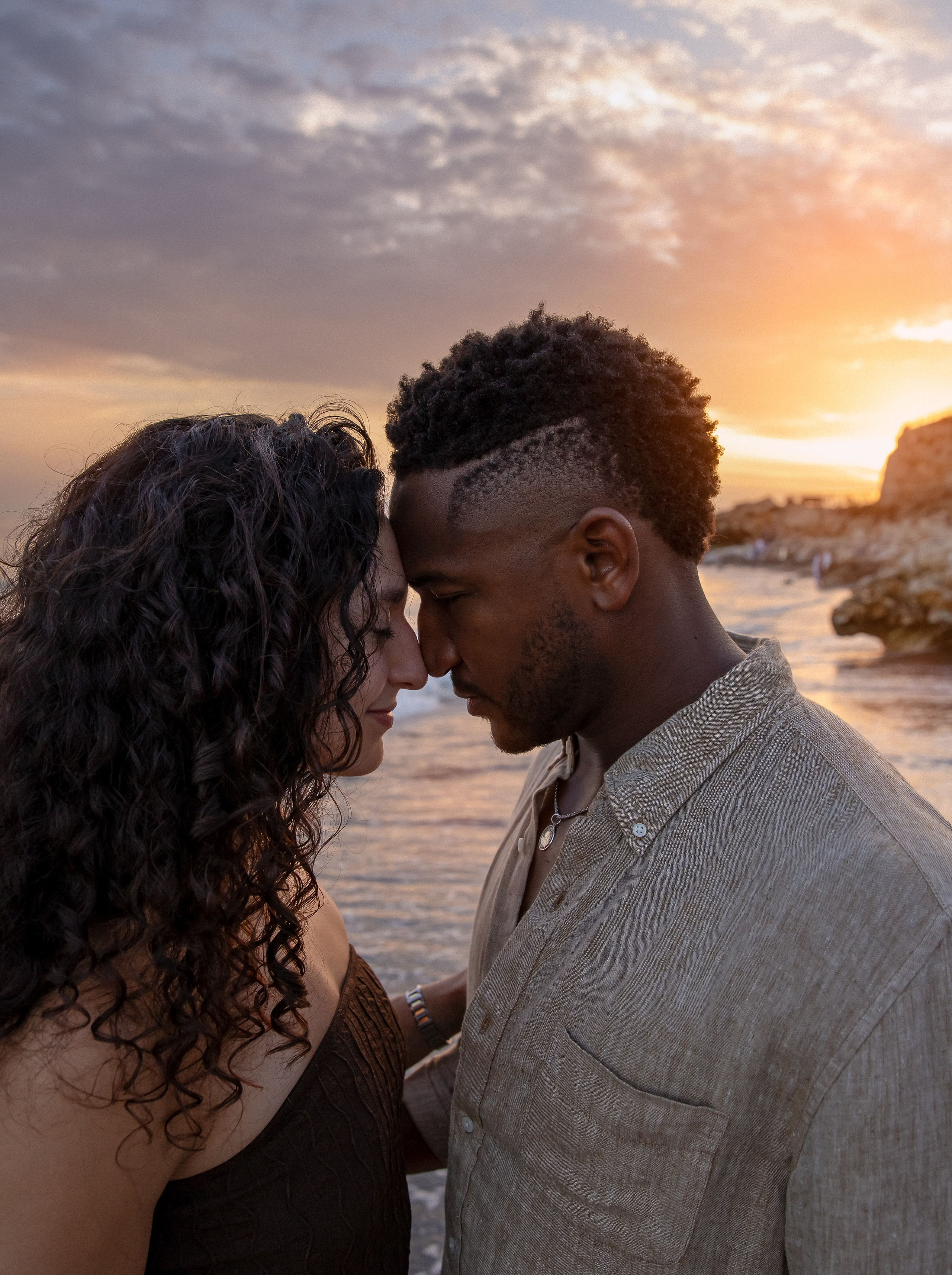 Sesión íntima de pareja al atardecer en Valencia, España, capturando un tierno momento frente a frente — perfecto para quienes buscan sesiones emocionales de historia de amor o fotografía de pareja en Valencia y en toda España.