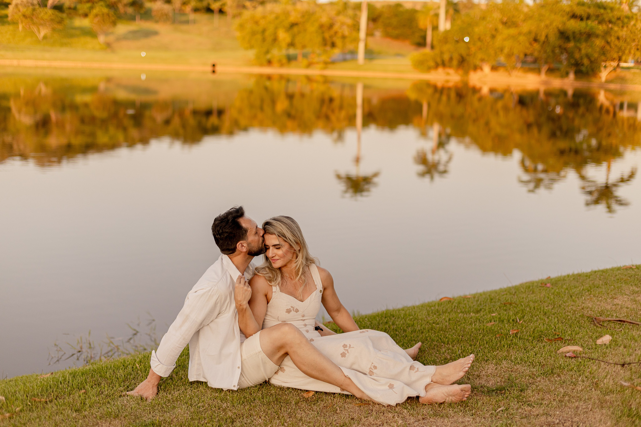 Ensaio Pré-Wedding no Interior Paulista com Lago, Areia e Pôr do Sol | Studio Melk. Tela cheia