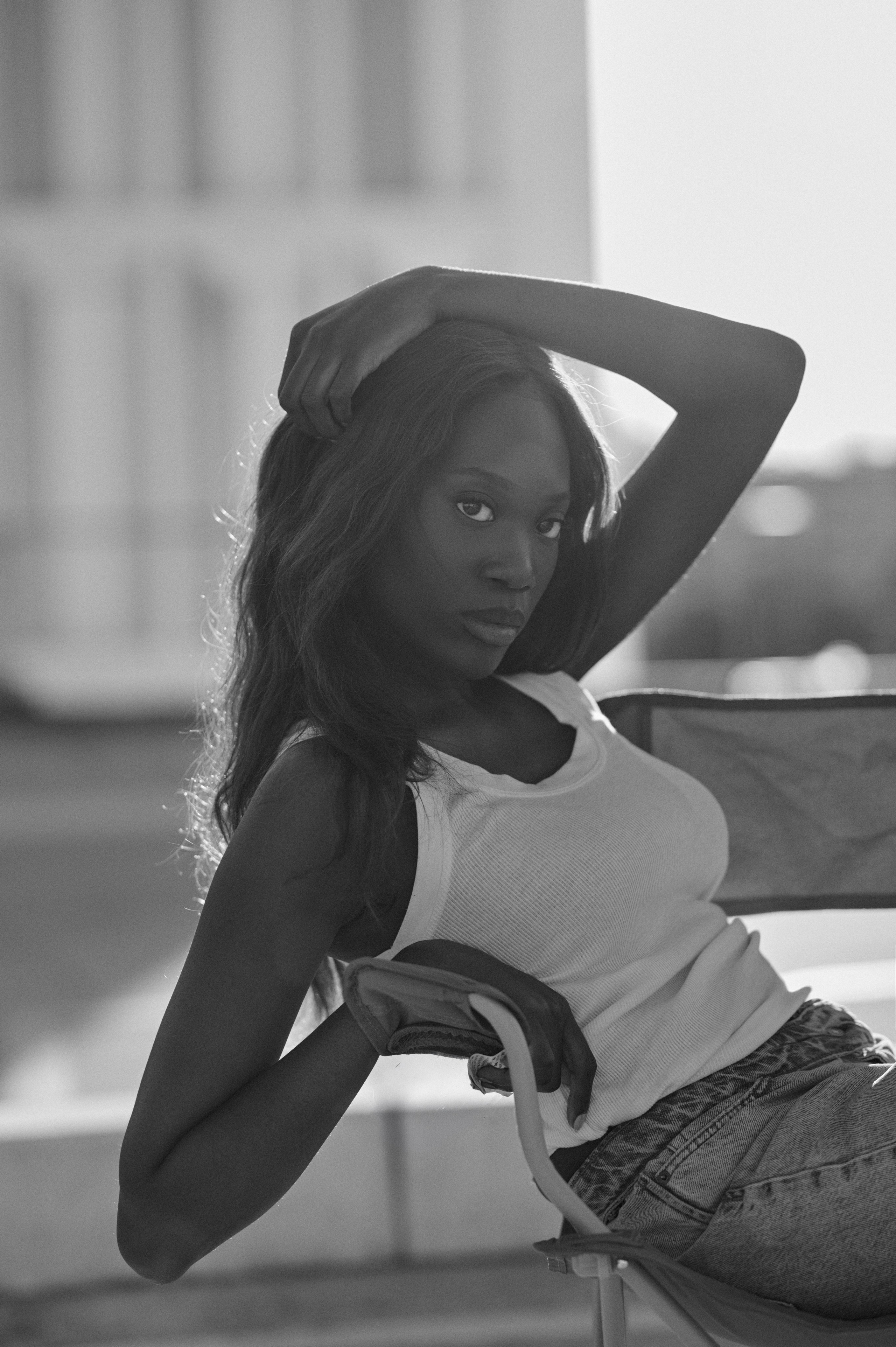 Photographe professionnel Lyon : portrait de femme chic en studio, esthétique épurée et luxe