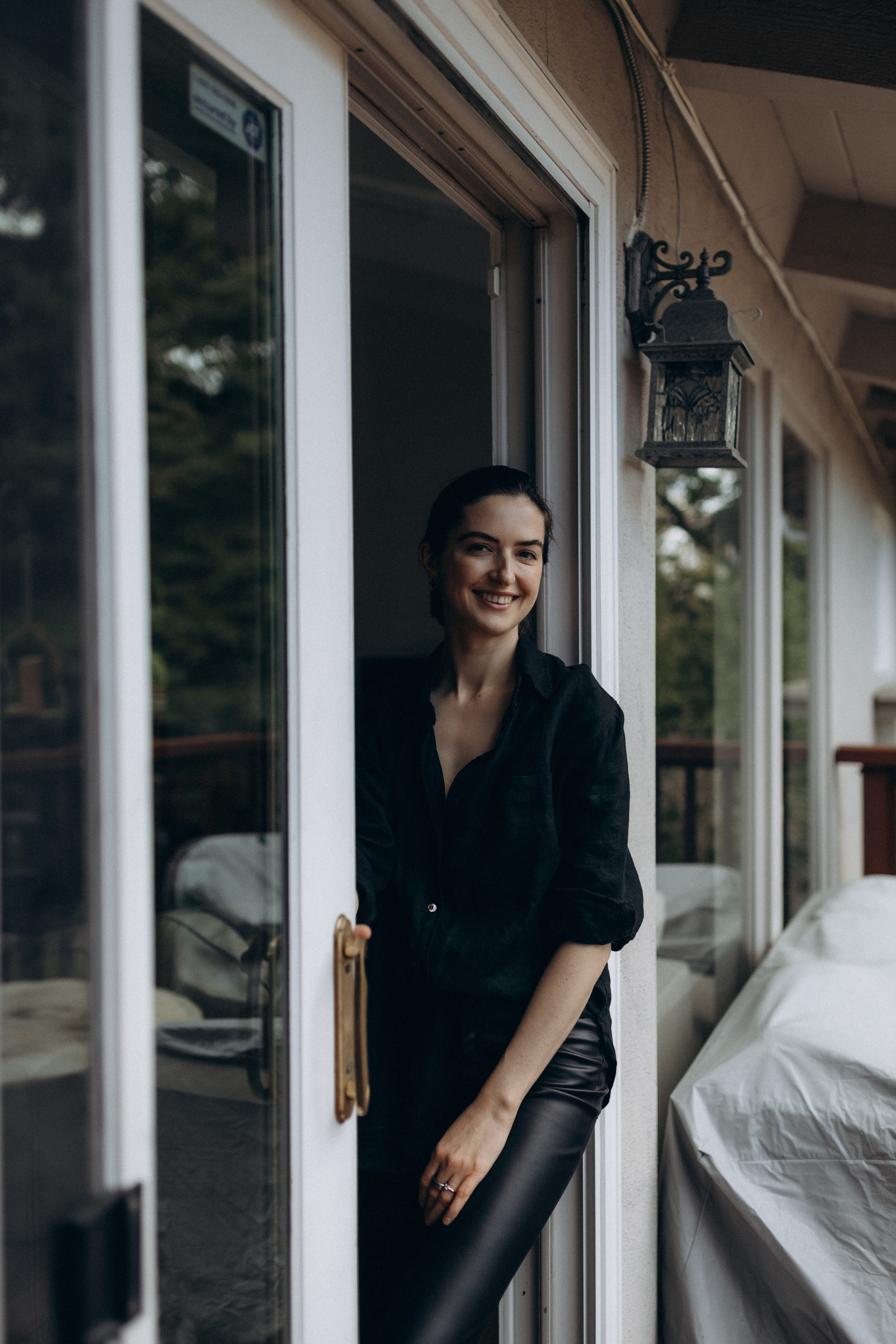 Your minimalistic home portrait may look like. Maternity, newborn photographer in the Bay Area|Iryna Rakivnenko