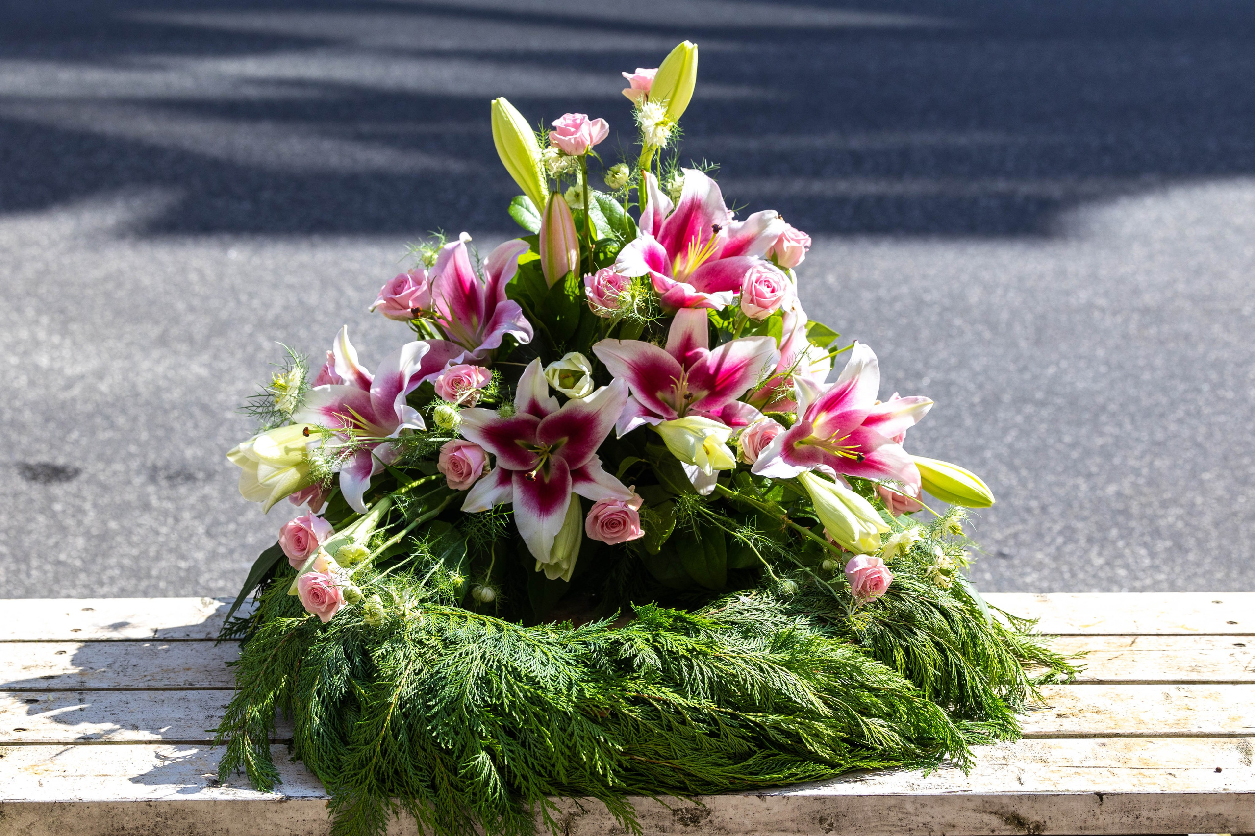 Vis din sidste ære med en klassisk krans med liljer fra Akropolis Blomster. Liljerne, der står for renhed og respekt, skaber en smuk og værdig hyldest. Bestil din krans med liljer til begravelse i dag, og få den leveret i Aarhus og omegn.