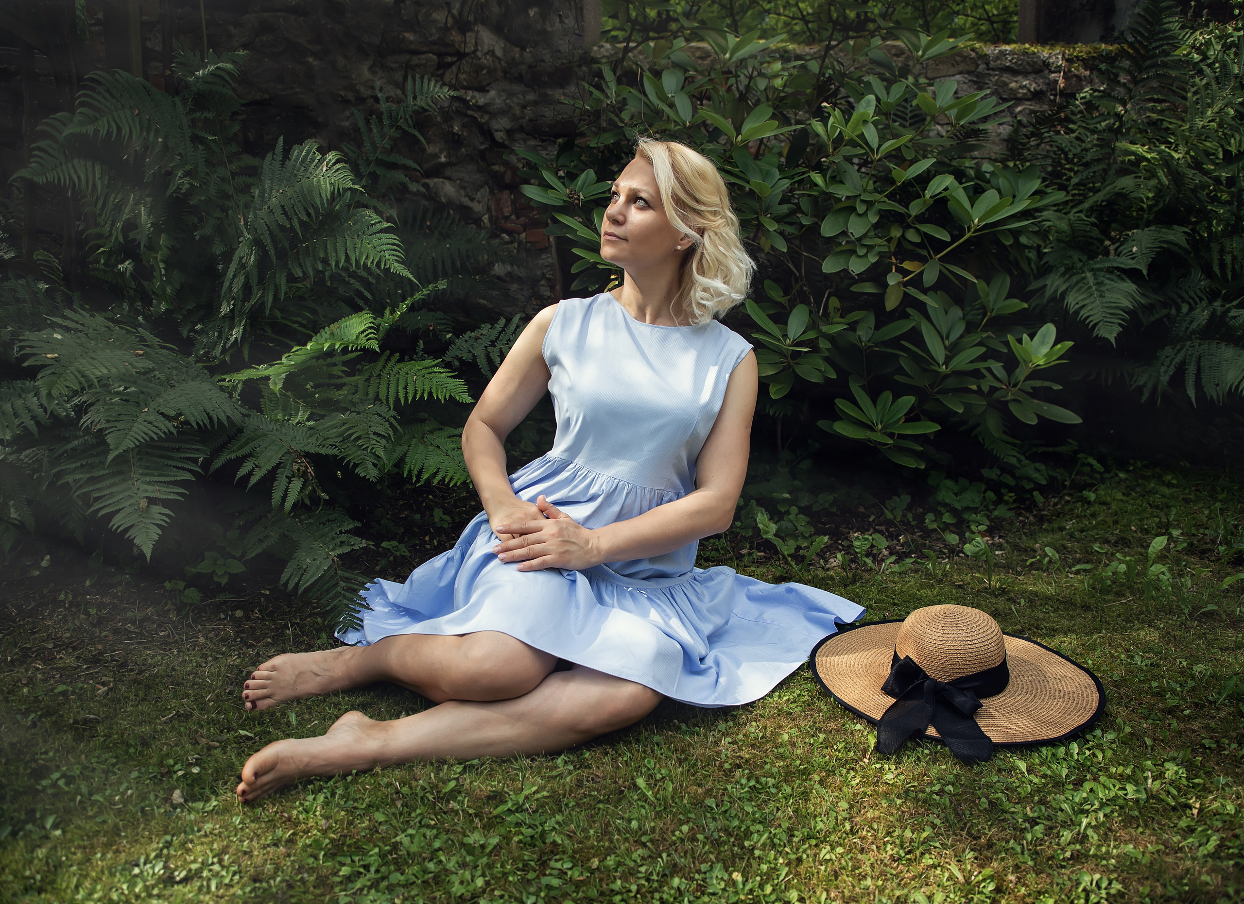 Fotoshooting im Garten mit Hut - In waiting…