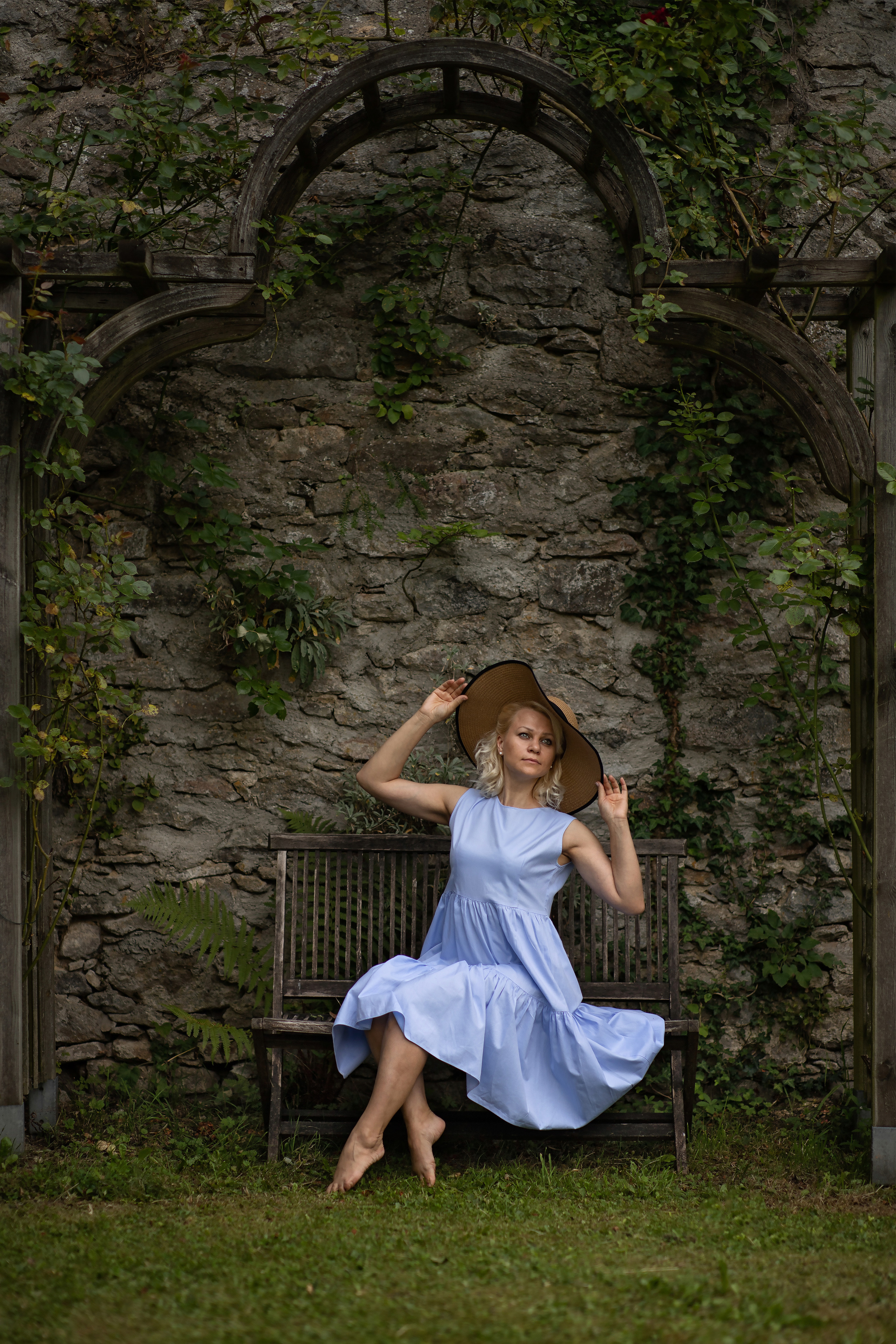 Fotoshooting im Garten mit Hut - In waiting…