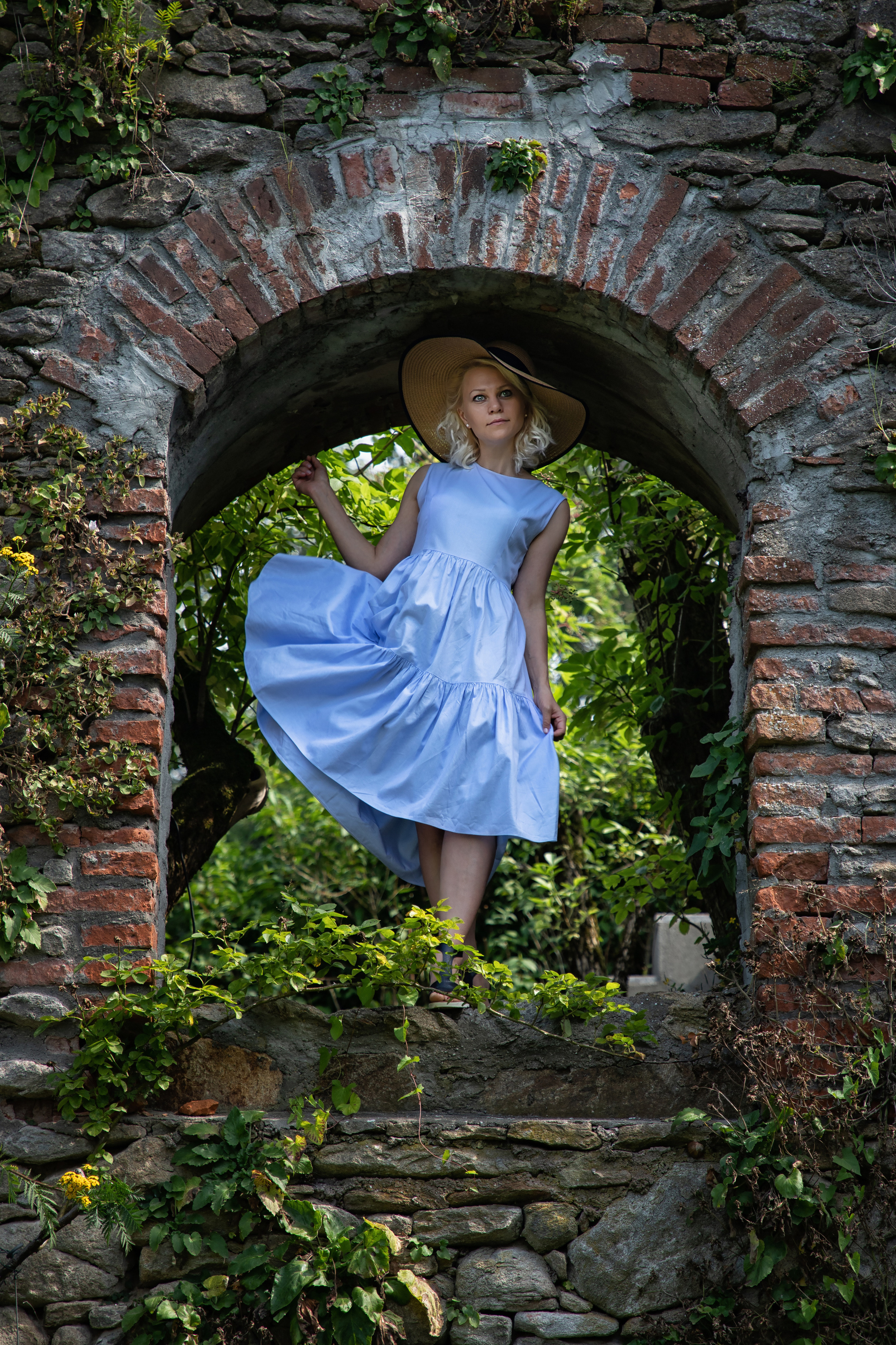 Fotoshooting im Garten mit Hut - In waiting…