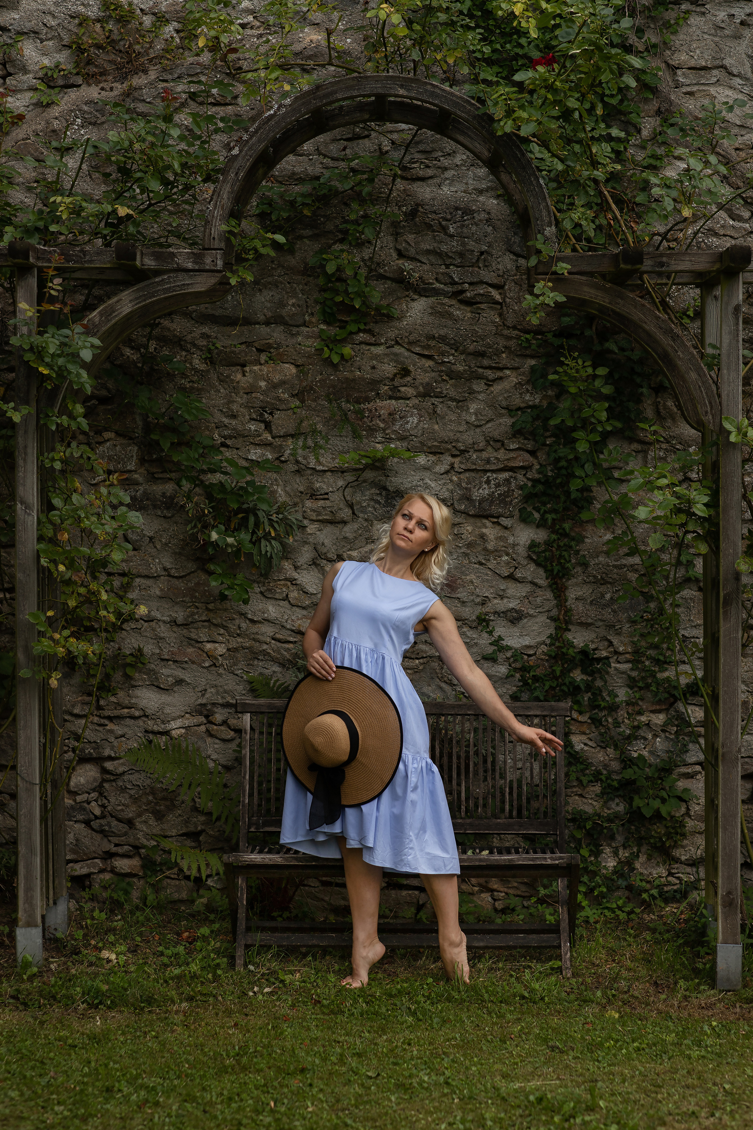 Fotoshooting im Garten mit Hut - In waiting…