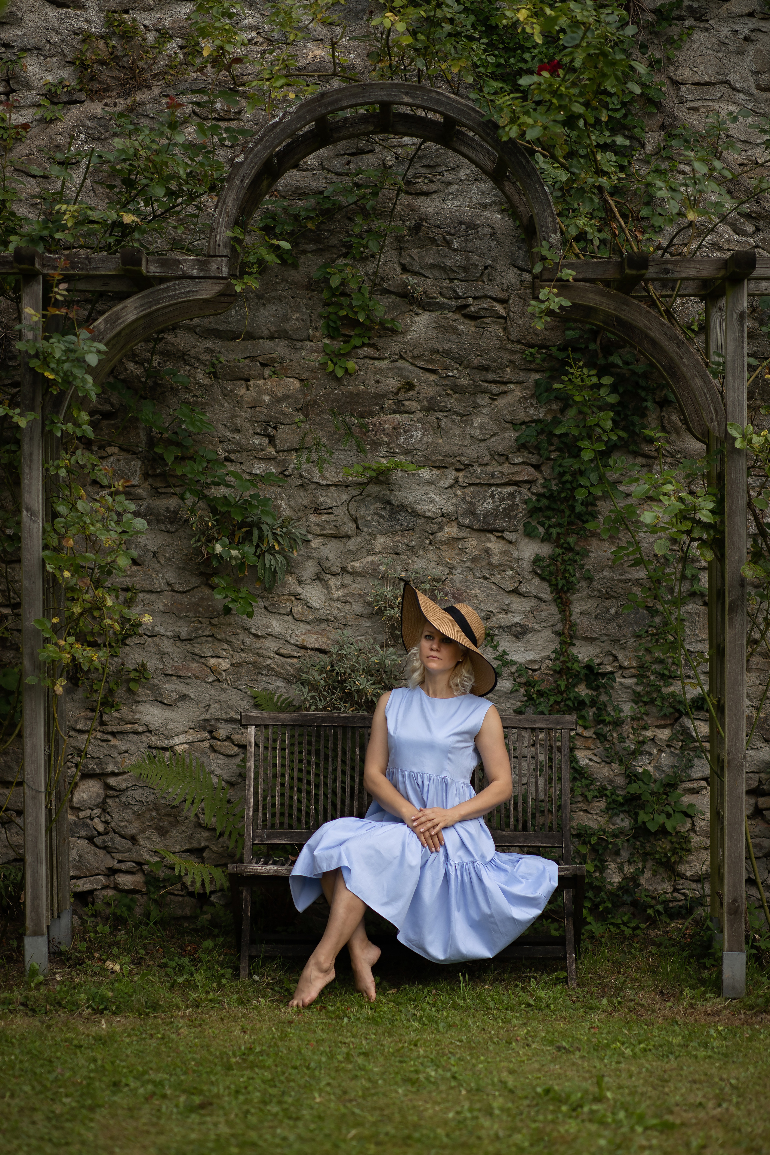 Fotoshooting im Garten mit Hut - In waiting…