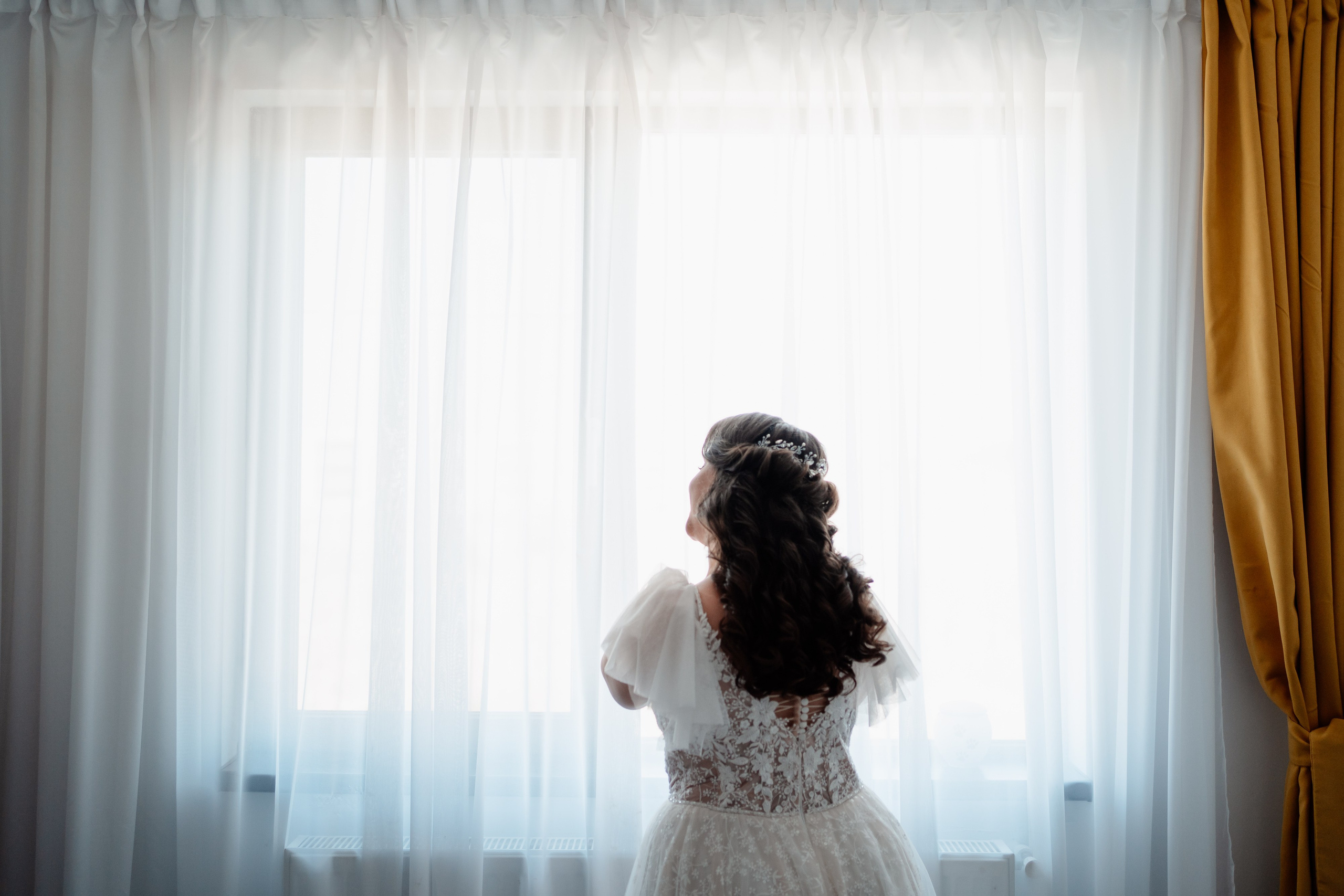 Moment emoționant între miri în ziua nunții, surprins într-un cadru natural și romantic, la Daimon Events. Fotografie de nuntă profesională, editată artistic pentru a evidenția emoția și eleganța evenimentului.