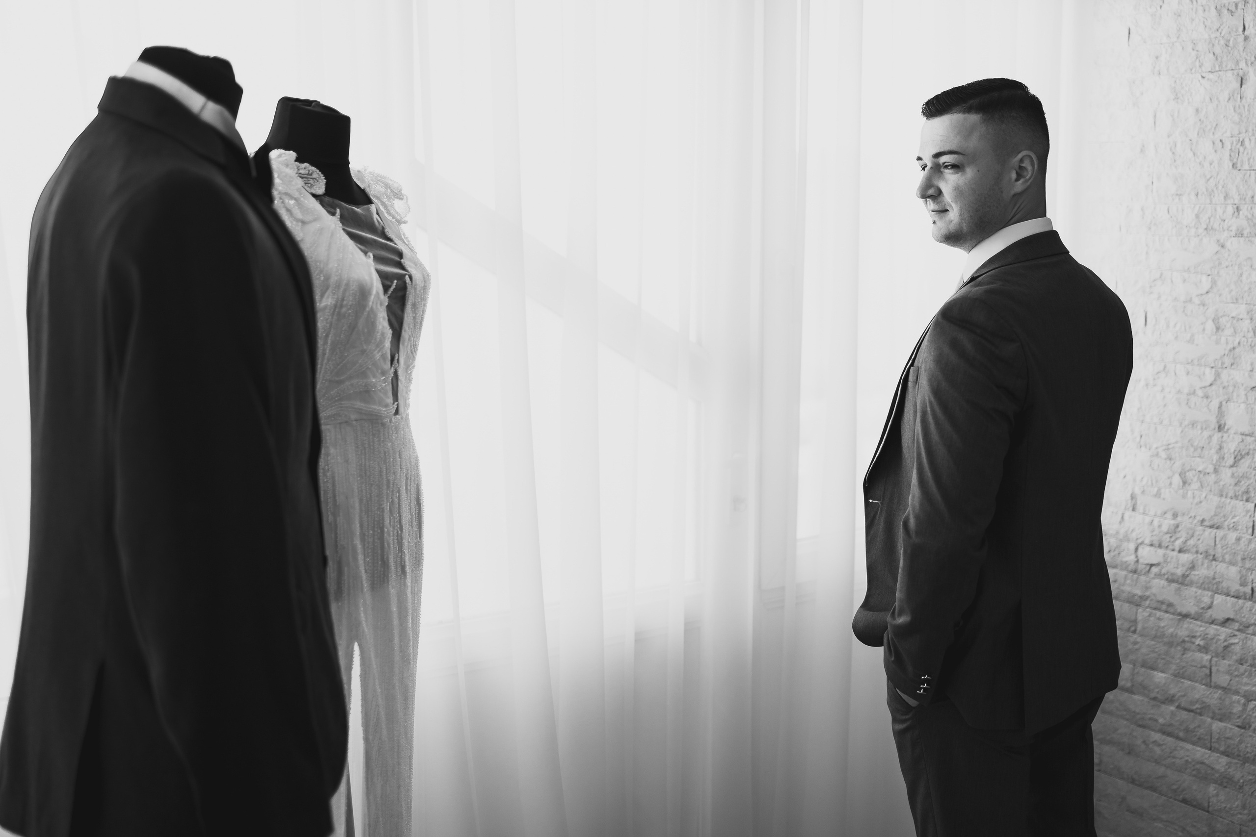 Moment emoționant între miri în ziua nunții, surprins într-un cadru natural și romantic, la Bolintin-Vale. Fotografie de nuntă profesională, editată artistic pentru a evidenția emoția și eleganța evenimentului.