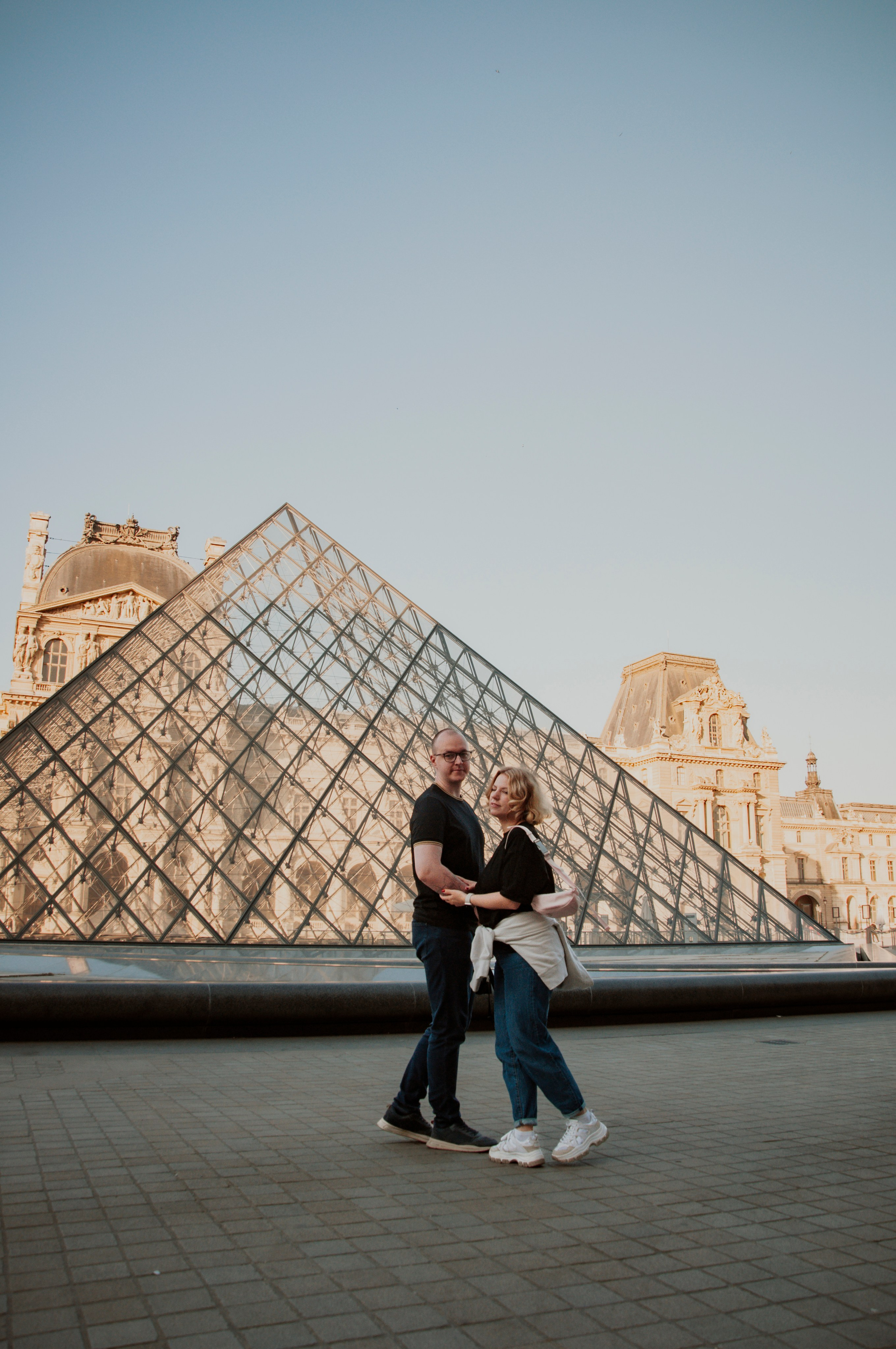 Couple photoshoot near the Louvre. Paris photographer — Polina Osipova