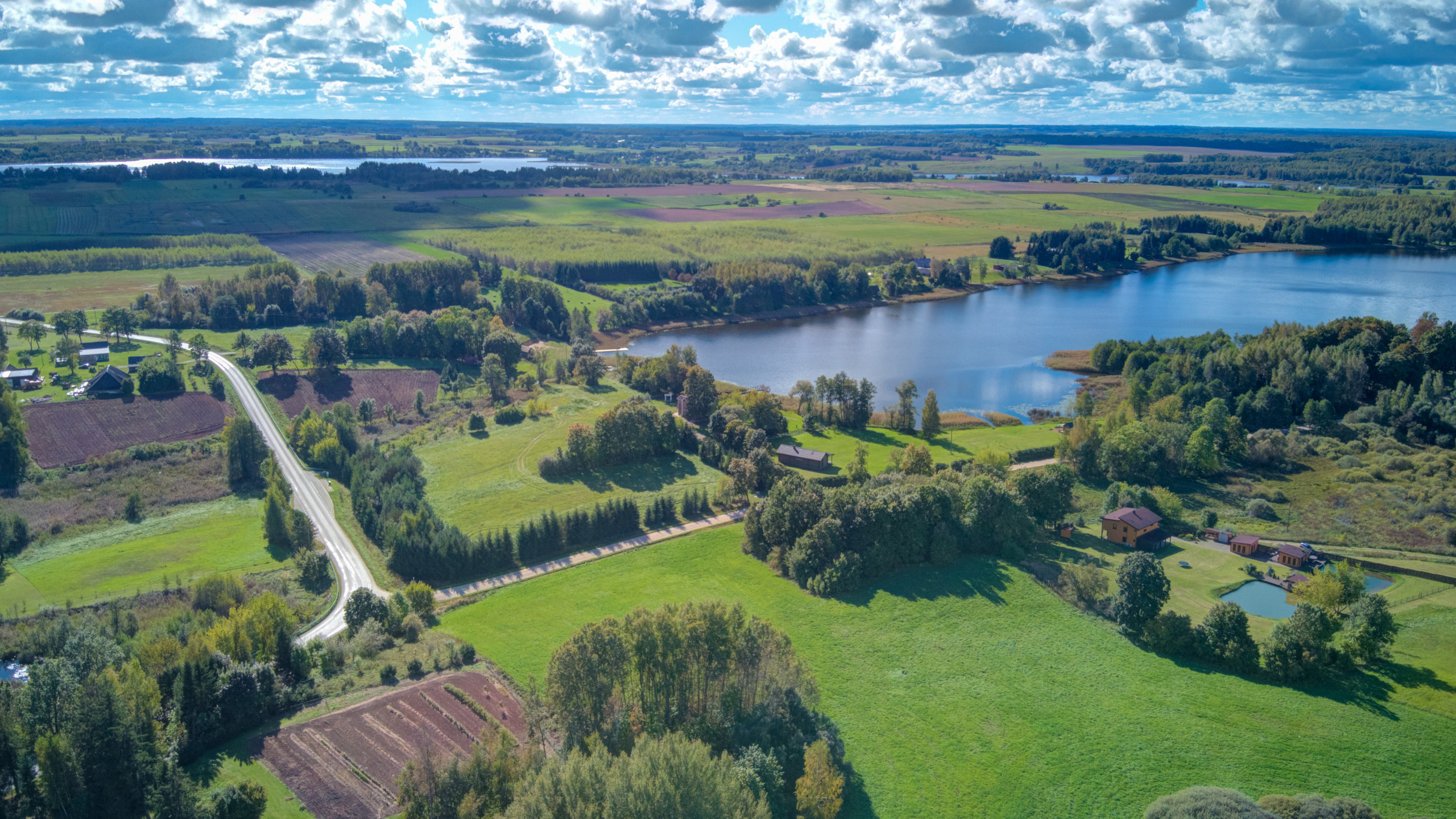 Sadyba Vinliaus r. prie ežero. Elina Sapiega fotografė Vilniuje
