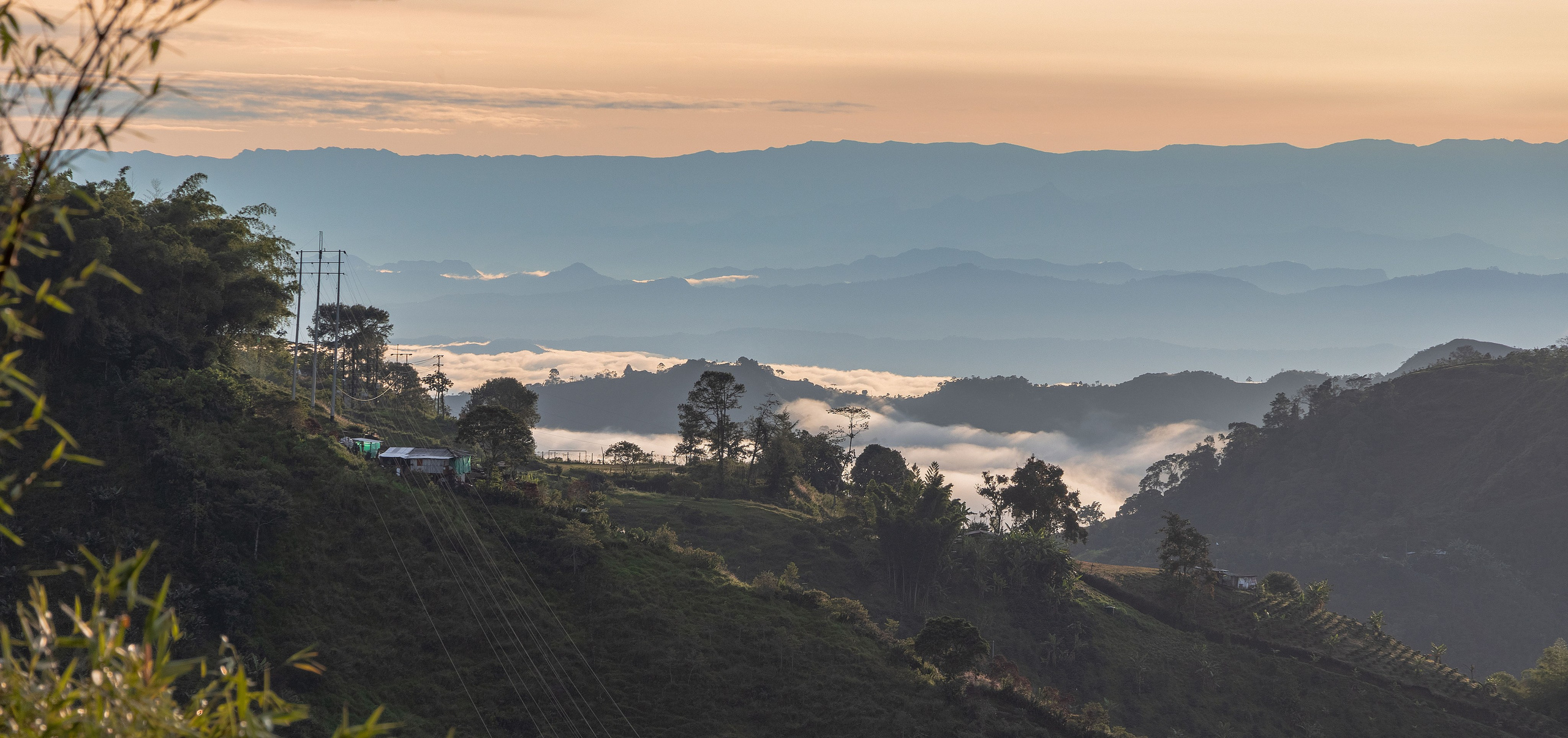 fotografía de la cordillera occidental desde la cordillera central en caldas Colombia 