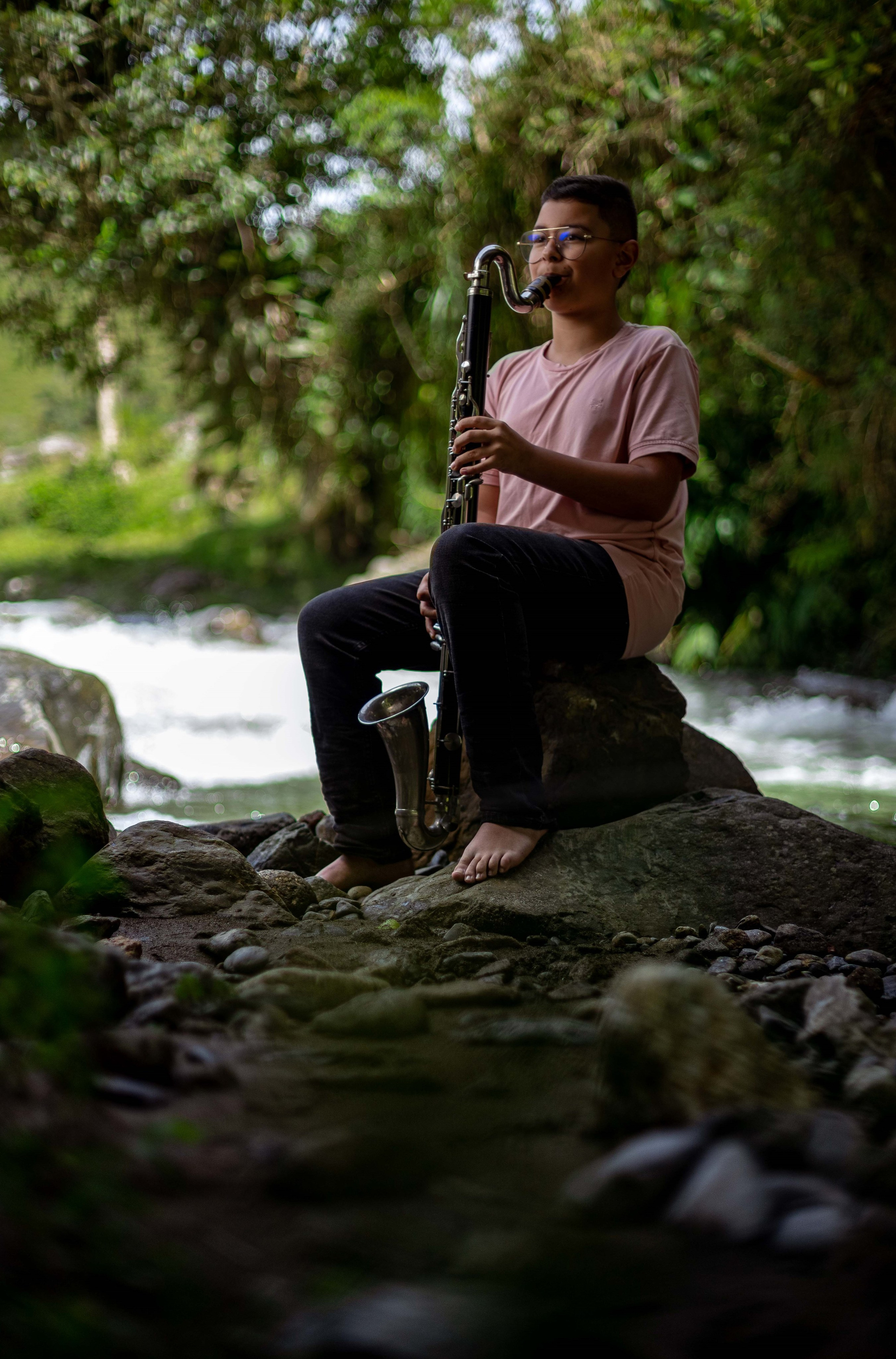 Clarinetista en el río fotografías artísticas que viva la música. Fotografía profesional para su evento en Caldas por SERFOTOGRAFÍA