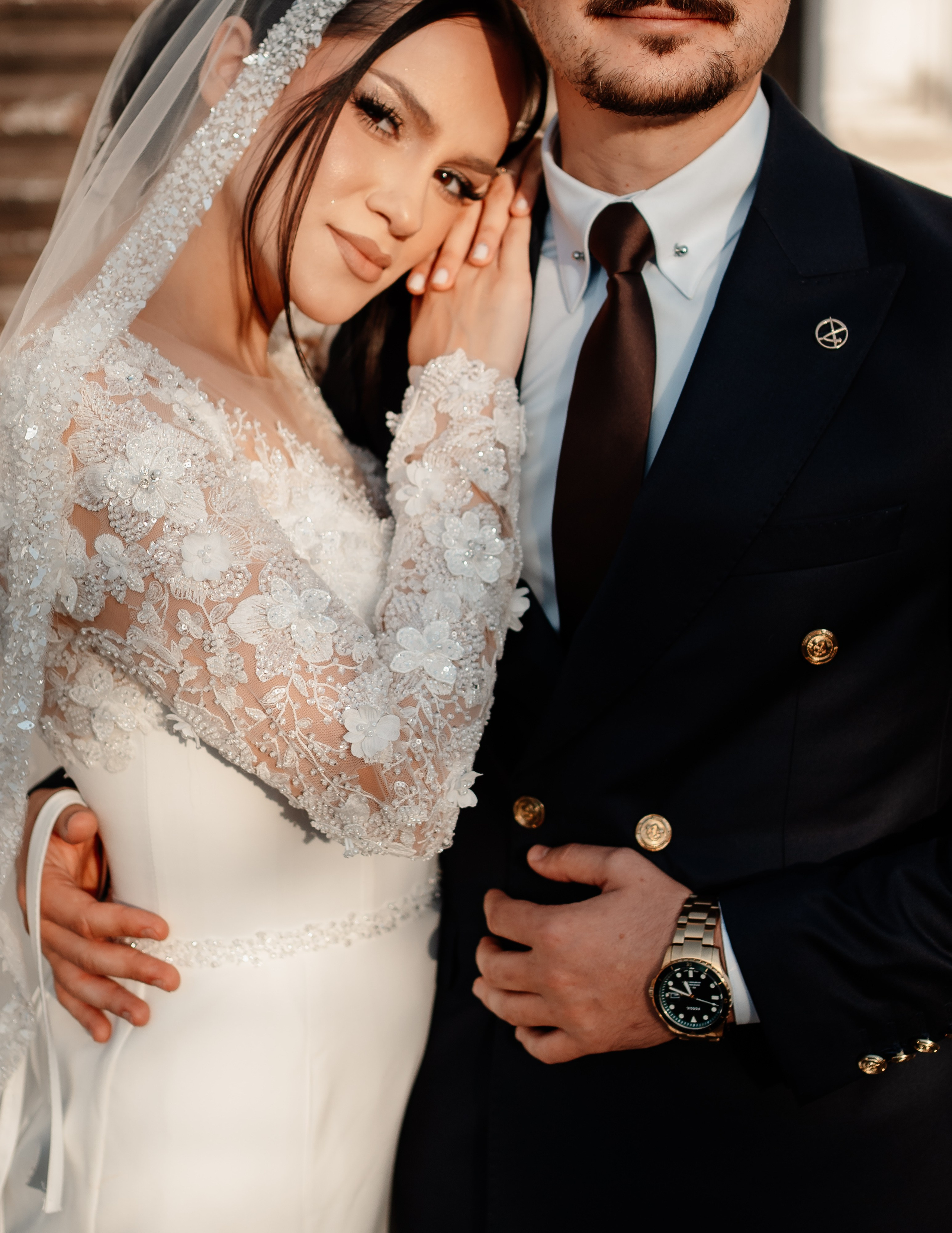 Moment emoționant între miri în ziua nunții, surprins într-un cadru natural și romantic, la Reina Events. Fotografie de nuntă profesională, editată artistic pentru a evidenția emoția și eleganța evenimentului.