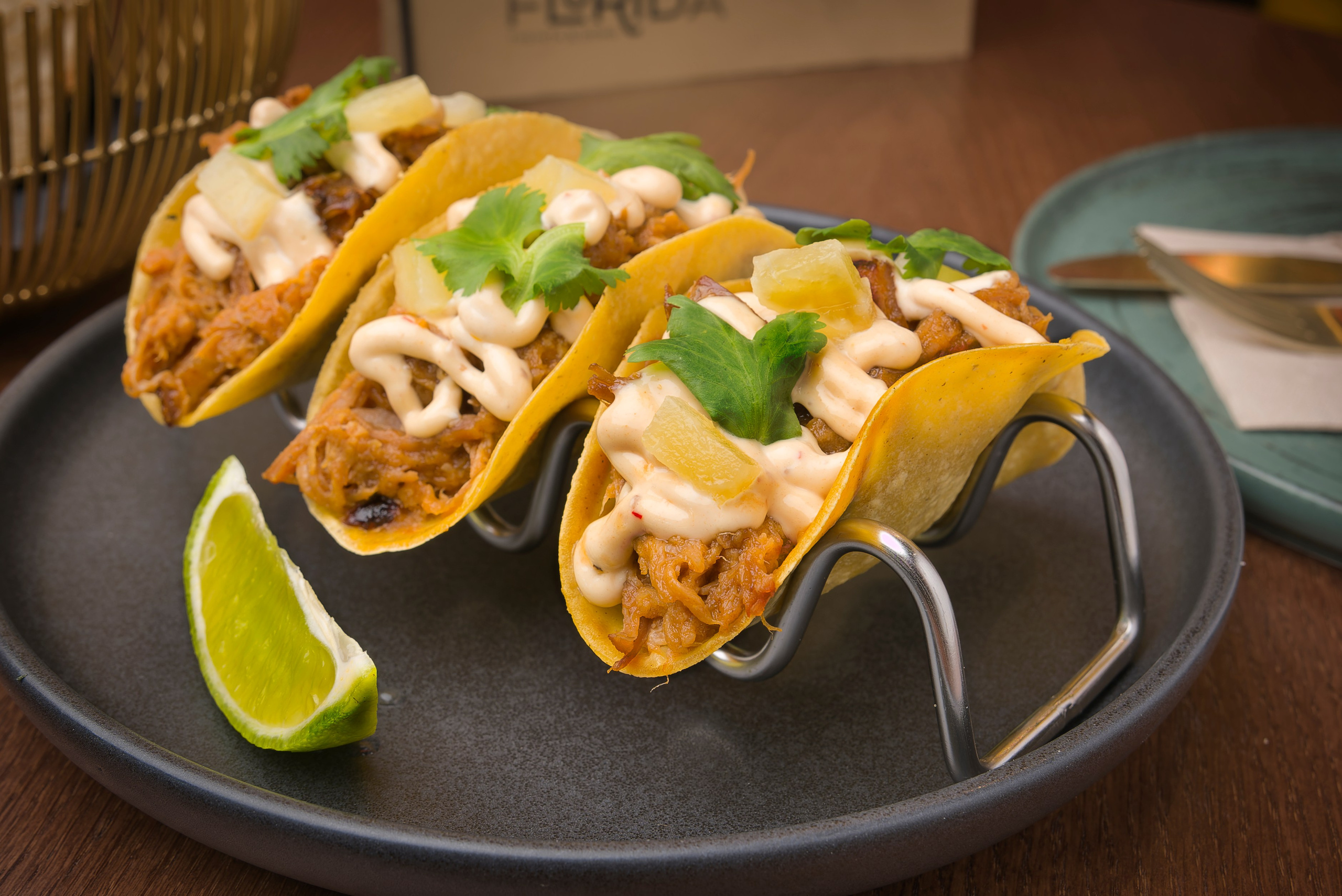 Imagen de comida cuidadosamente emplatada sobre fondo oscuro, capturando detalles y contraste visual.