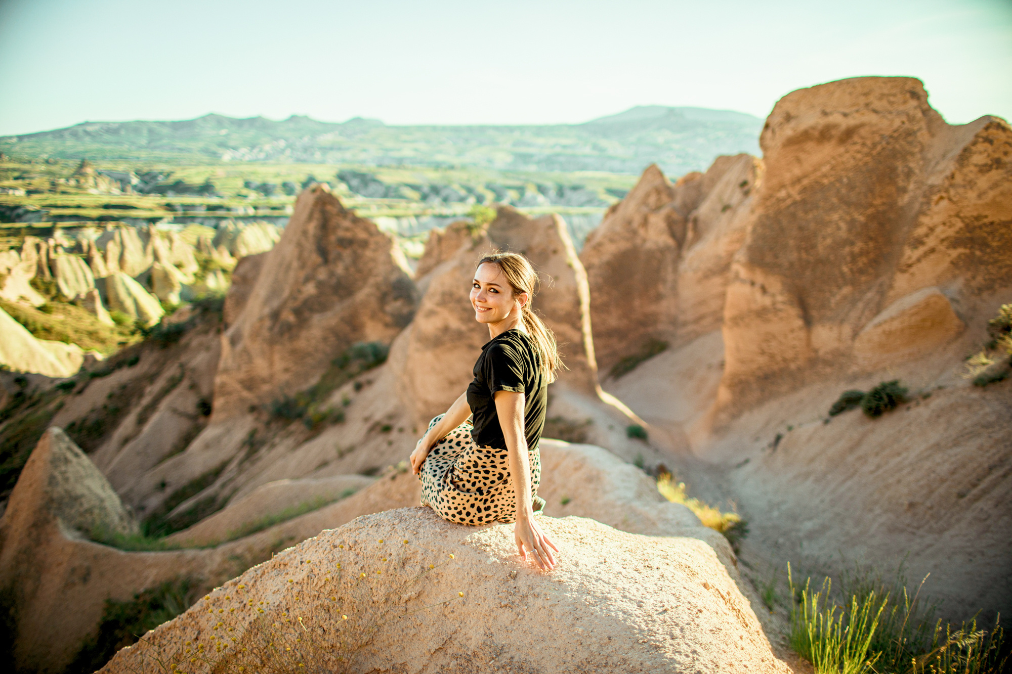 Cappadocia photo shoot at sunrise with balloons. Julia Ganch I Fashion Wedding Photography I Cappadocia Turkey