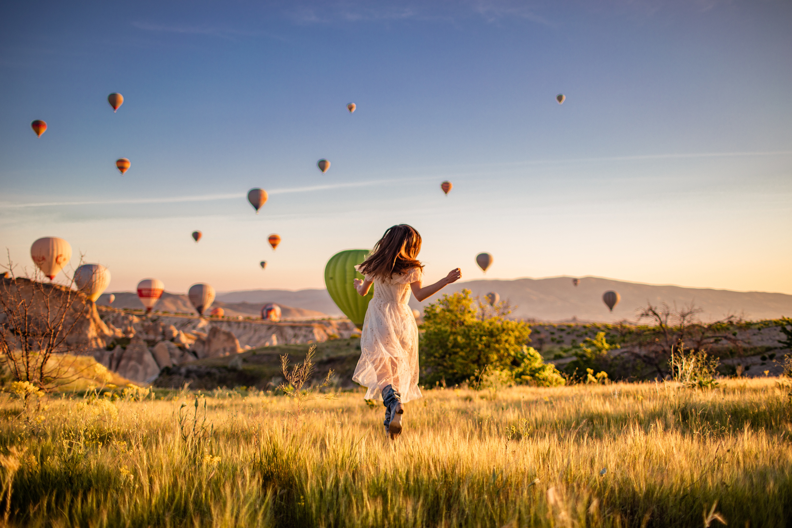 Cappadocia photo shoot at sunrise with balloons. Julia Ganch I Fashion Wedding Photography I Cappadocia Turkey