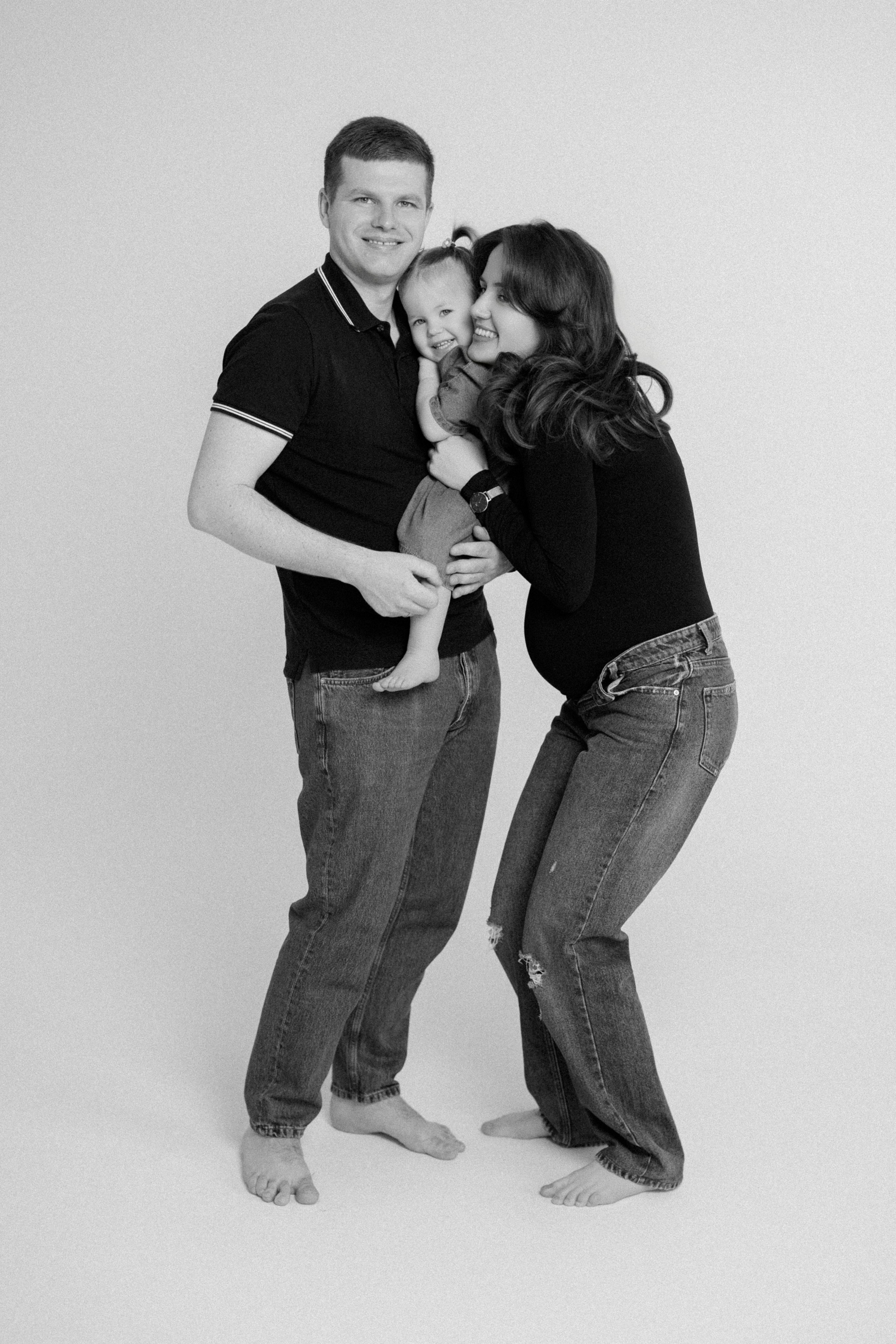 Ședință Foto de Familie — Stil Minimalist pe Fundal Alb. Scarlat Photography