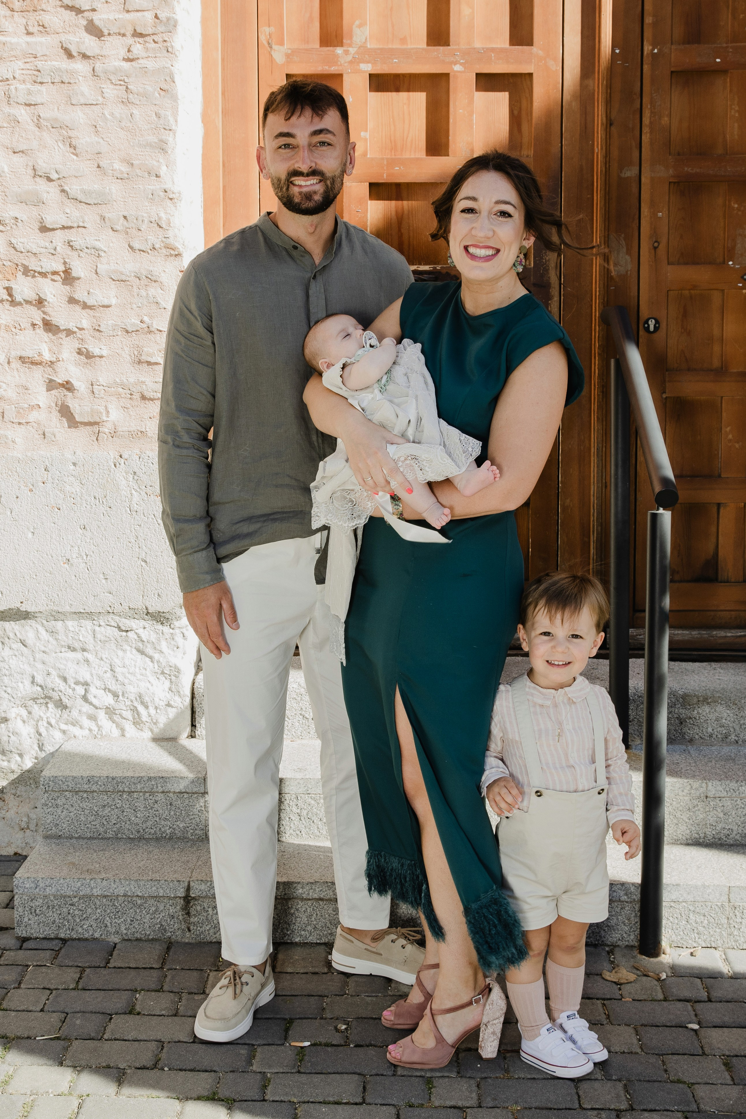 Retrato de bebé con traje de bautizo en estudio fotográfico Rainbox, Torrejón de Ardoz