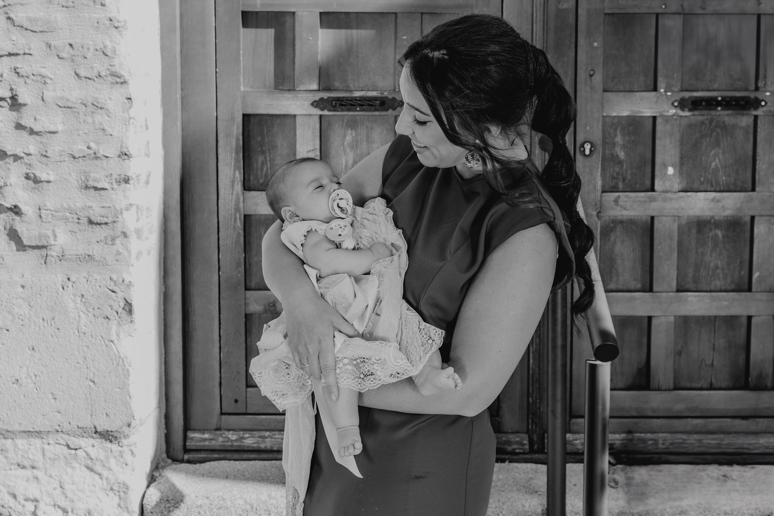 Retrato de bebé con traje de bautizo en estudio fotográfico Rainbox, Torrejón de Ardoz