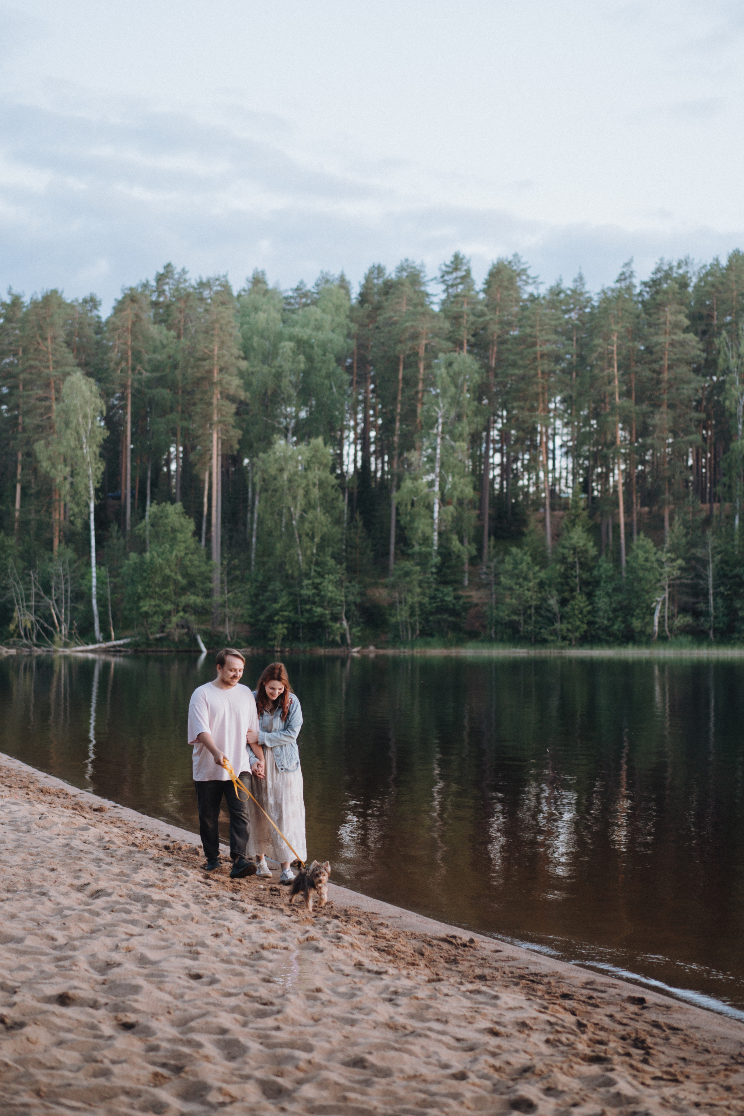 A Lakeside Love Story for Two and a Pup. Evgeniia Pavlova Photography