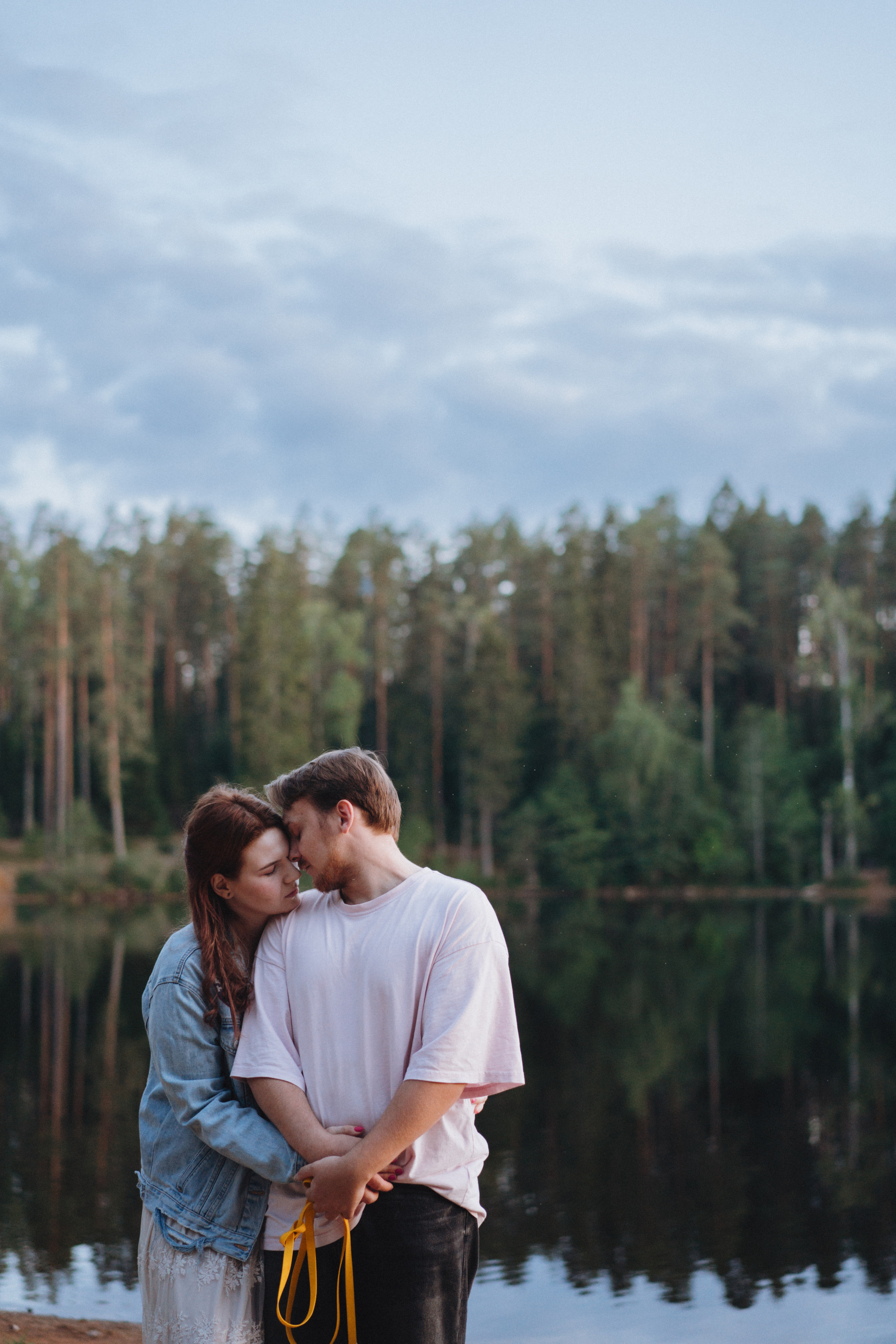 A Lakeside Love Story for Two and a Pup. Evgeniia Pavlova Photography