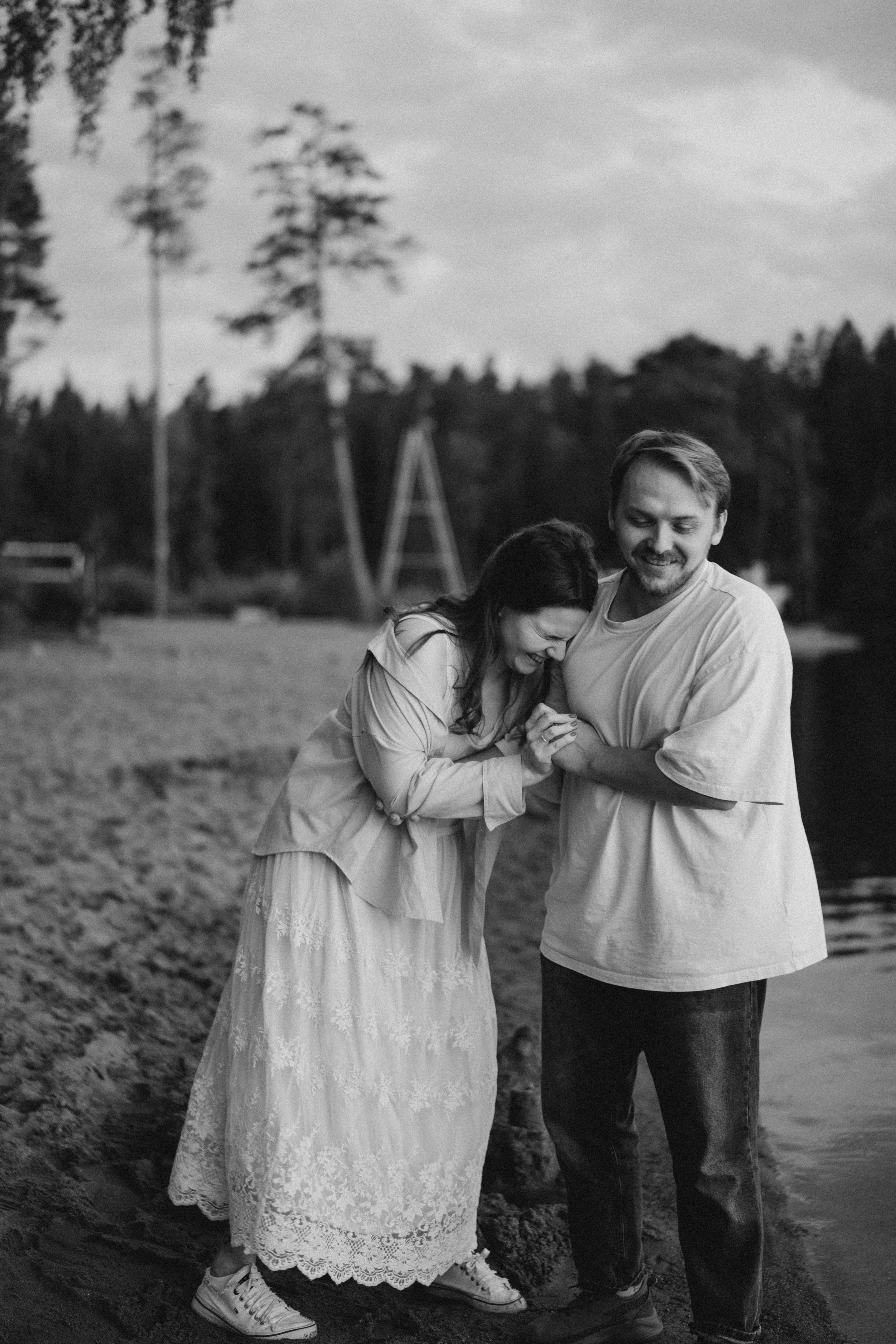 A Lakeside Love Story for Two and a Pup. Evgeniia Pavlova Photography