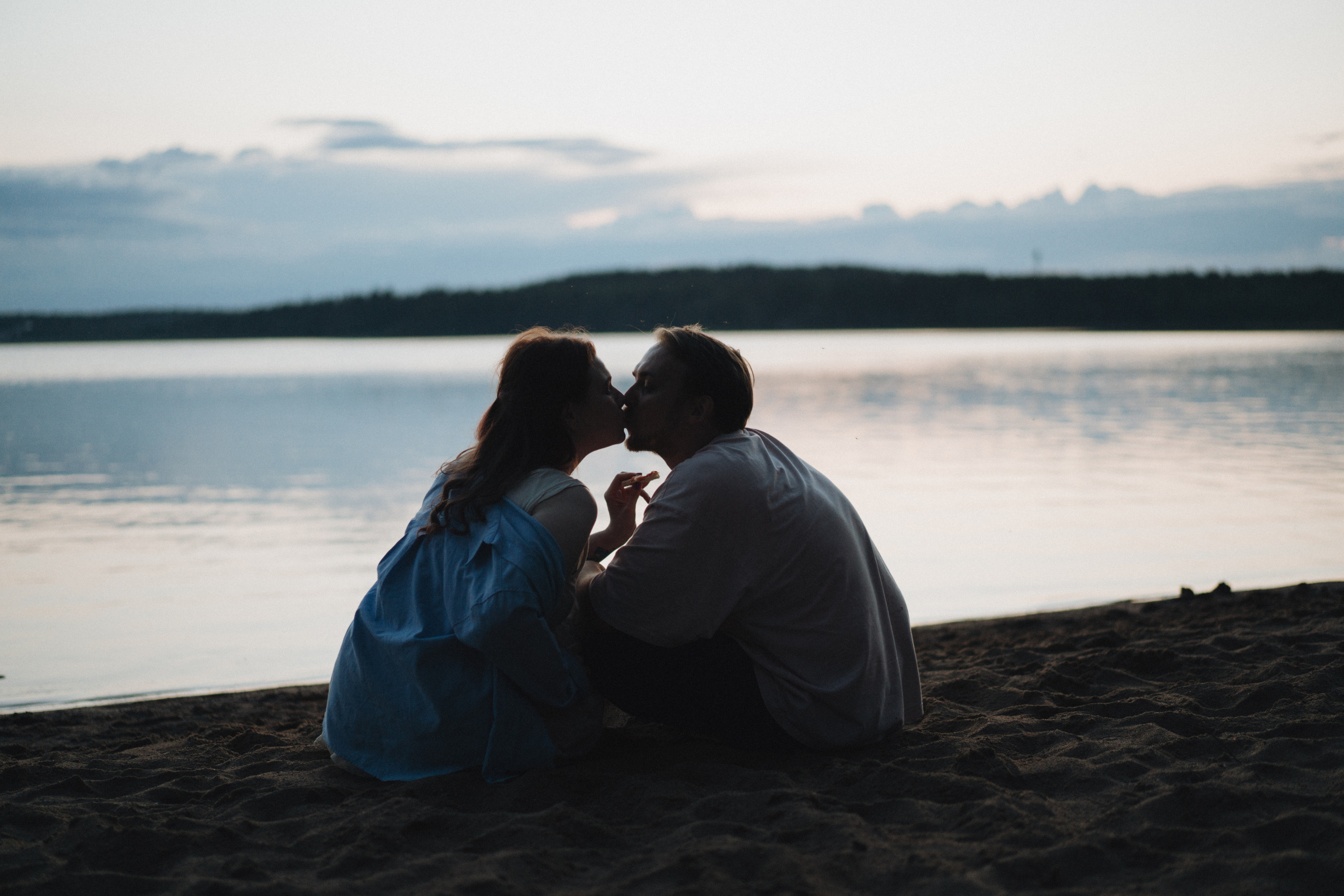 A Lakeside Love Story for Two and a Pup. Evgeniia Pavlova Photography