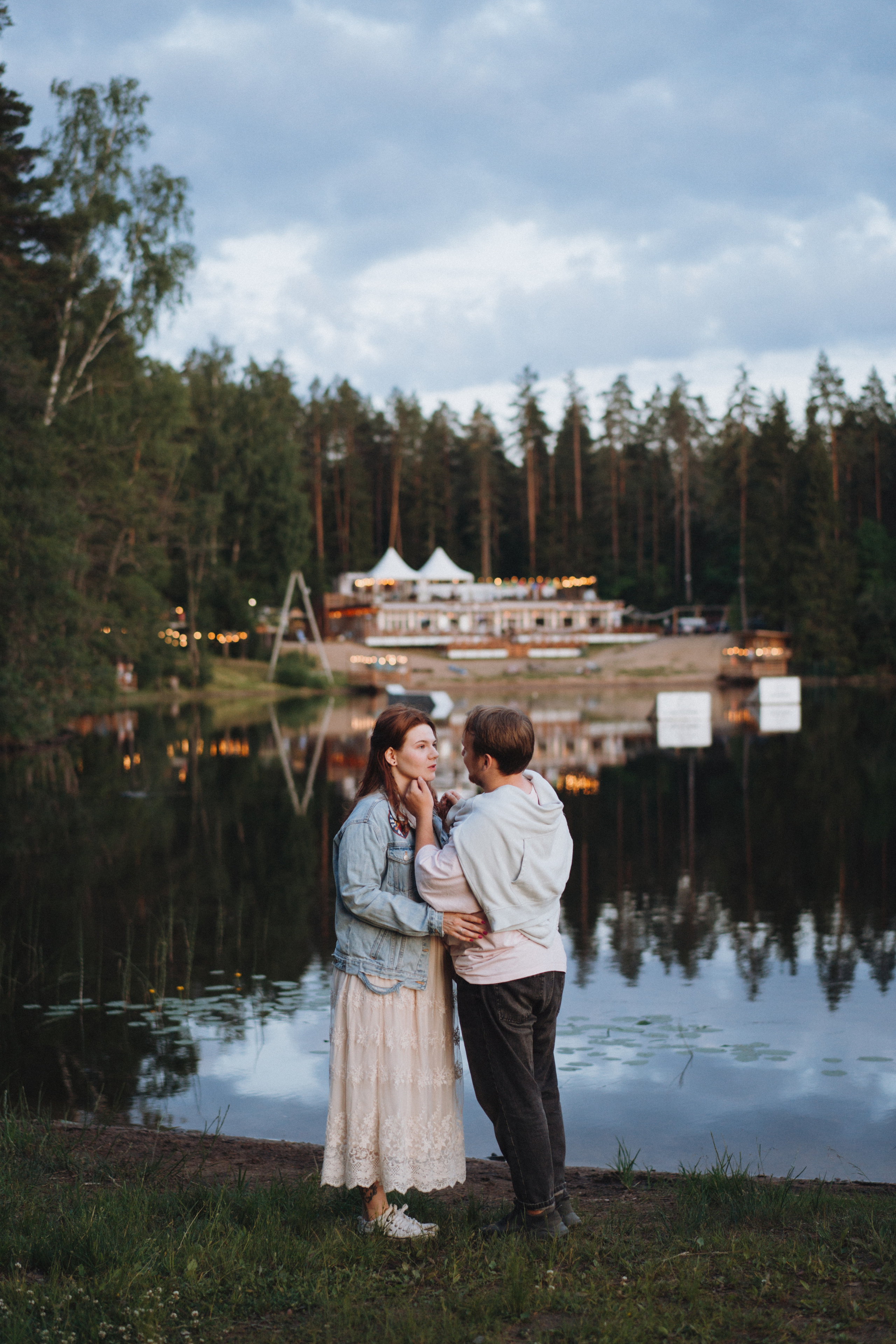 A Lakeside Love Story for Two and a Pup. Evgeniia Pavlova Photography