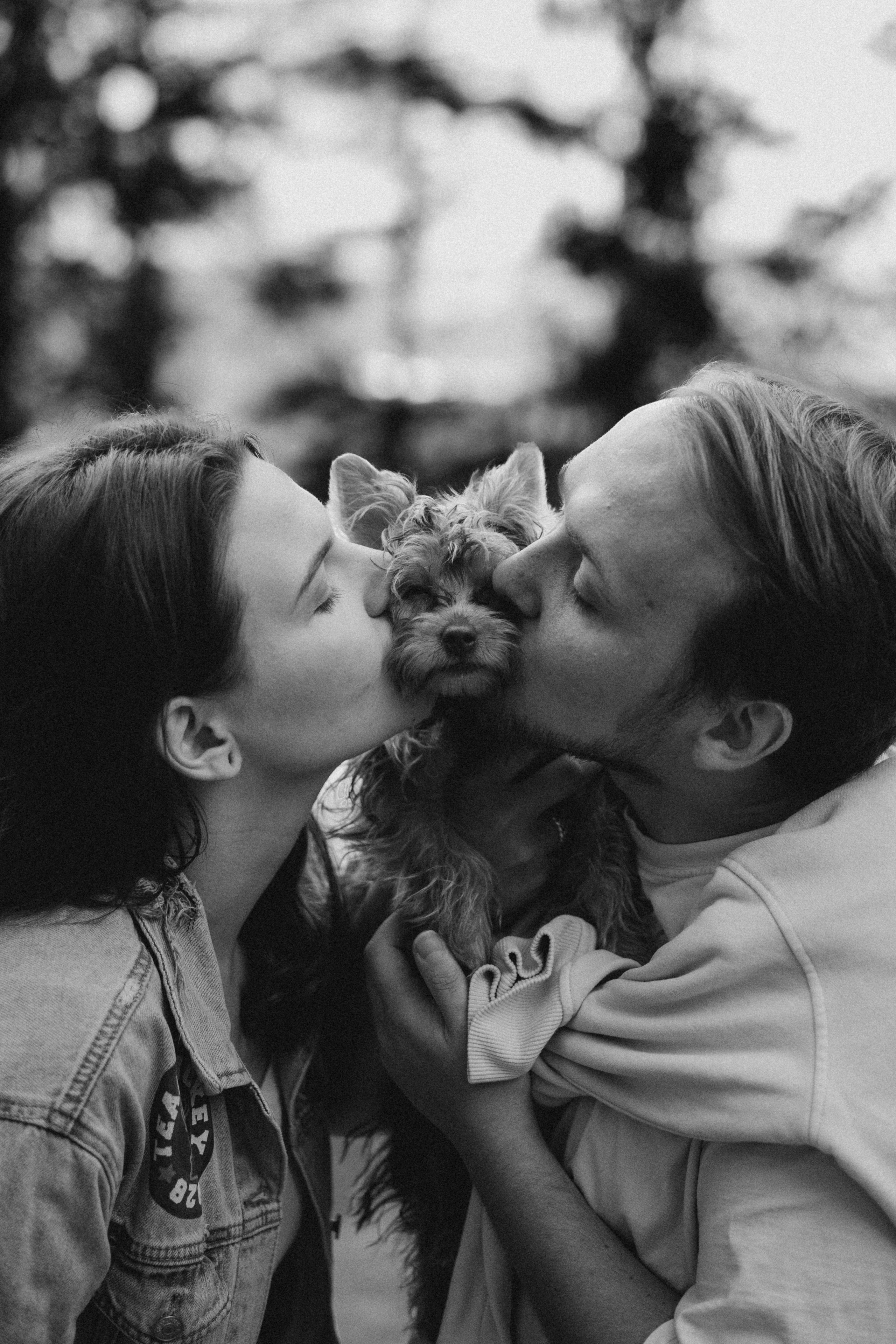 A Lakeside Love Story for Two and a Pup. Evgeniia Pavlova Photography