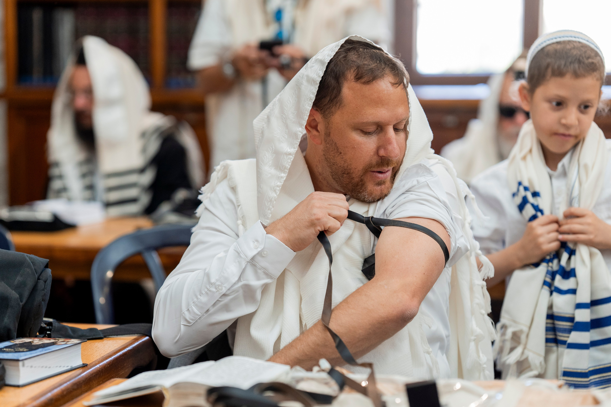 הנחת התפילין רפאל לוי. יוסף מזרחי צילום חתונה, ברית וזוגיות. צלם מקצועי שאוהב להוציא אתכם הכי יפים ברגעים הכי מרגשים