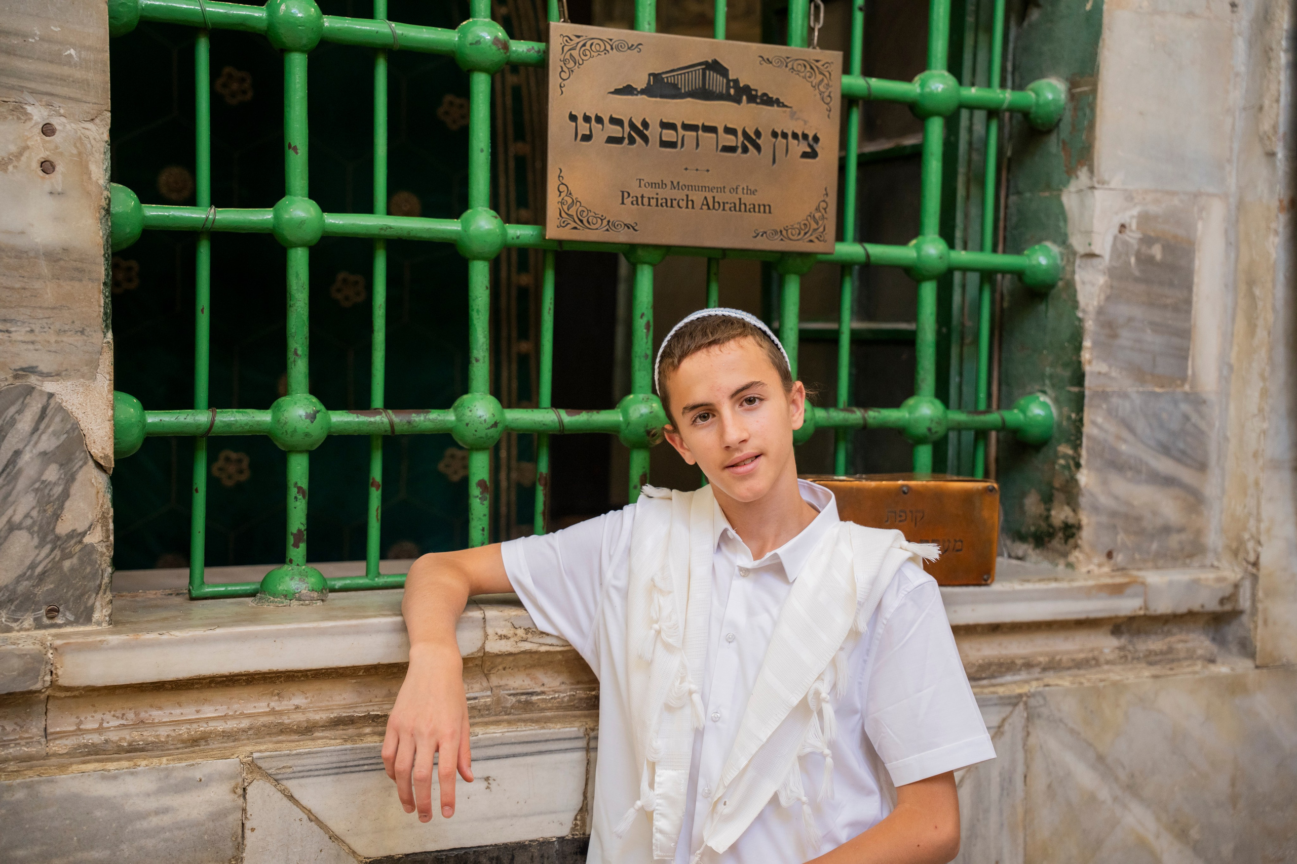 הנחת התפילין רפאל לוי. יוסף מזרחי צילום חתונה, ברית וזוגיות. צלם מקצועי שאוהב להוציא אתכם הכי יפים ברגעים הכי מרגשים