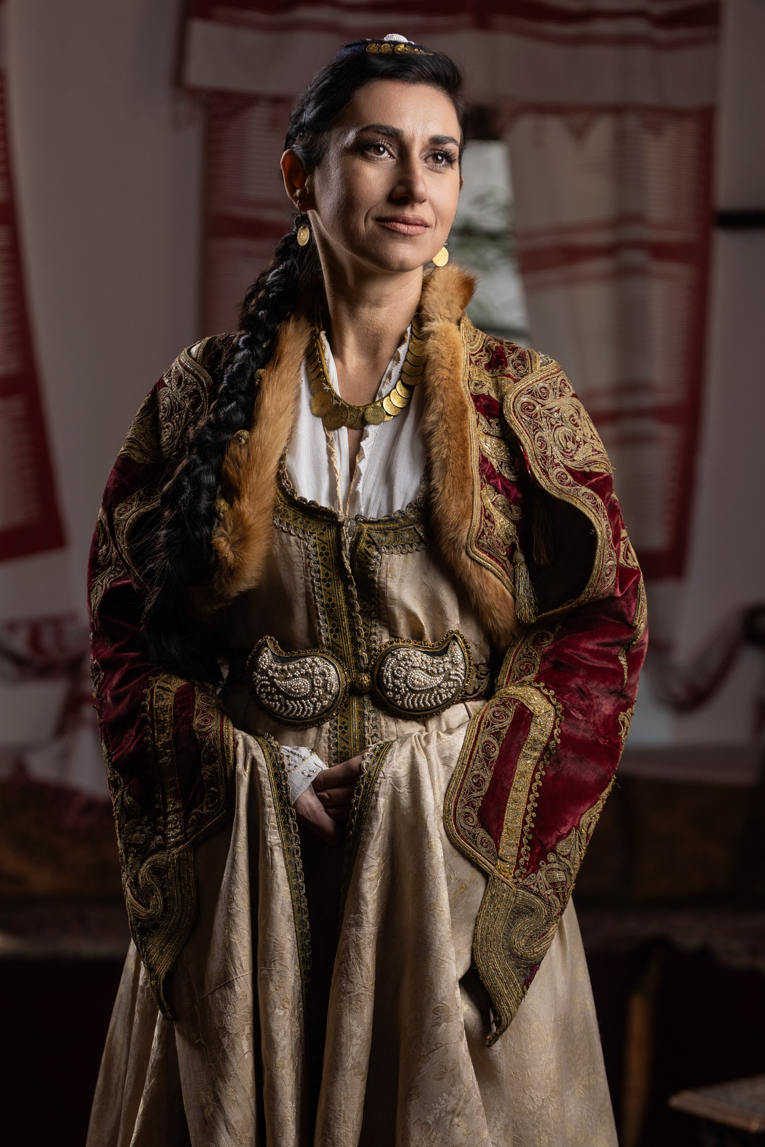 Originalne narodne nošnje Bosne i Hercegovine izložene u Svrzinoj kući u Sarajevu, prikazane u autentičnom ambijentu tradicionalne gradske arhitekture. Original folk costumes of Bosnia and Herzegovina displayed in the Svrzo House in Sarajevo, presented in the authentic setting of traditional urban architecture.