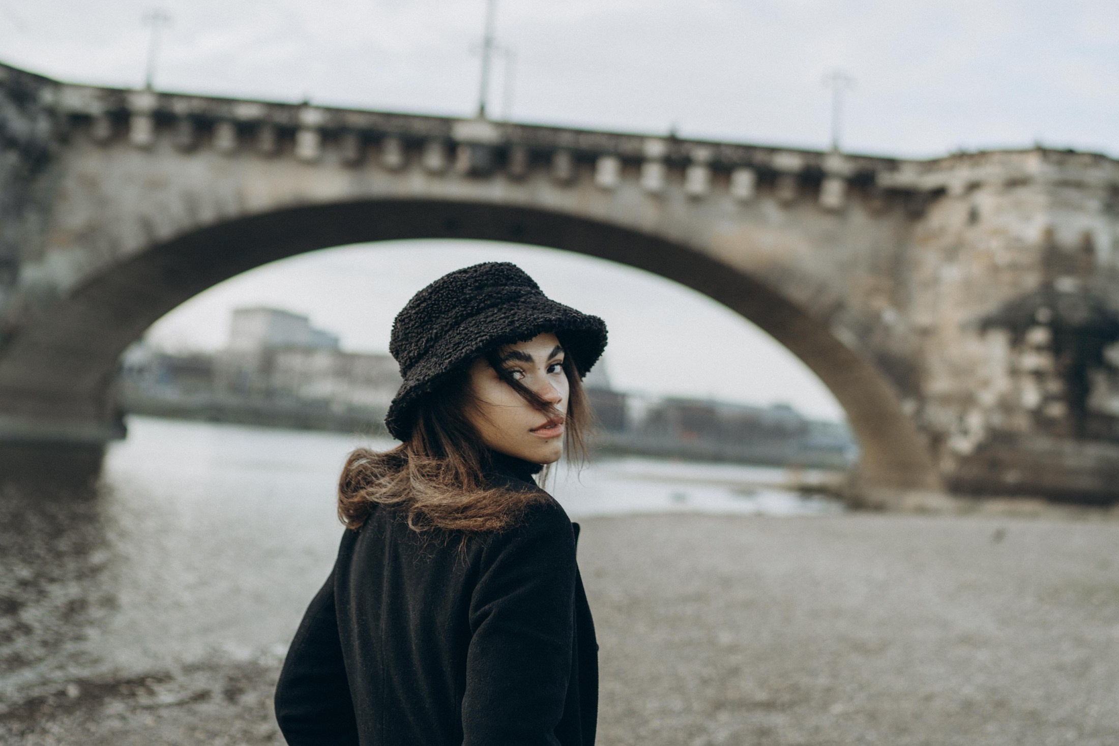 Diana mit Hut, am Elbufer stehend – authentische Outdoor-Portraits Dresden