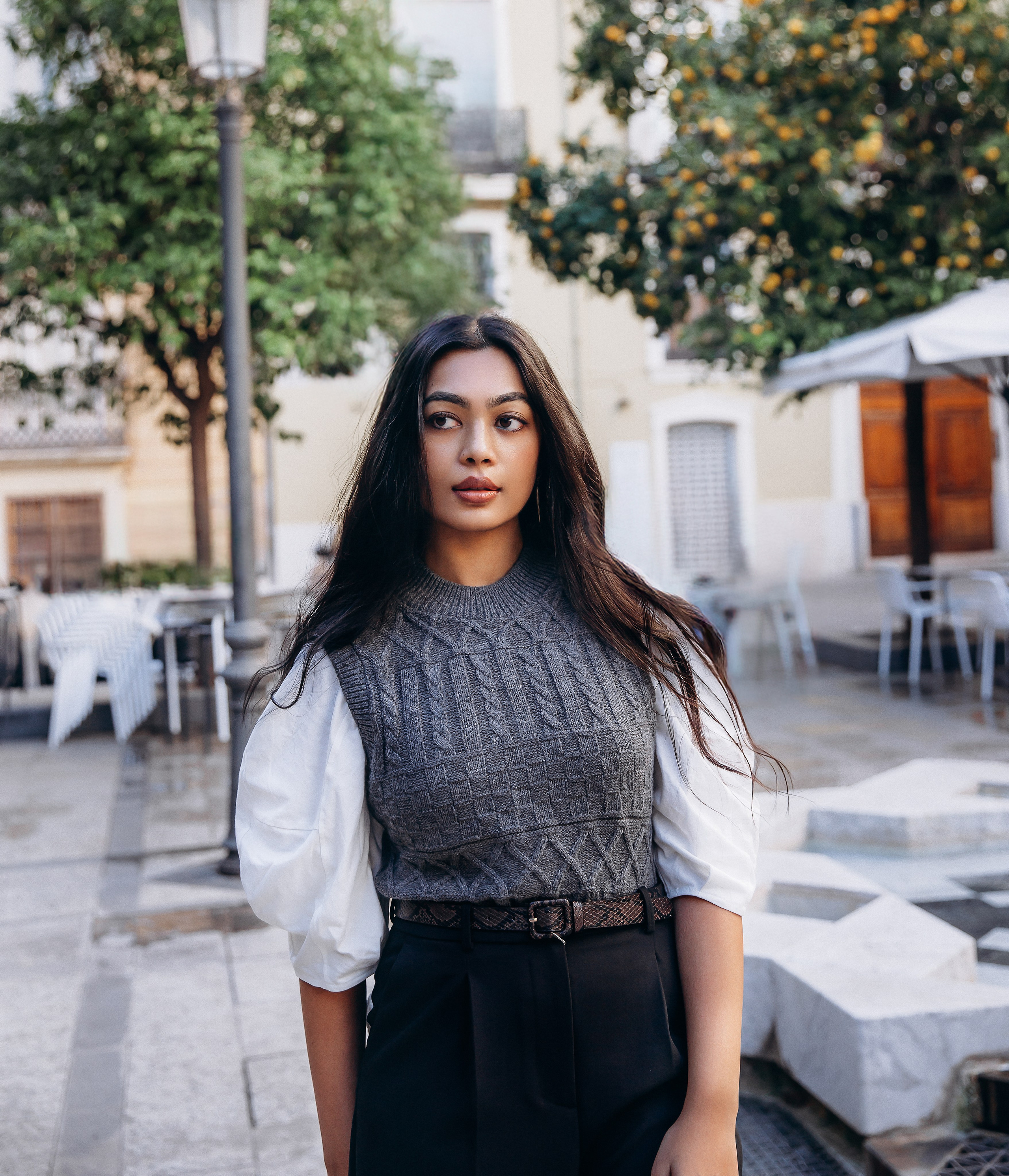 Стильный женский портрет, снятый на очаровательных улицах Валенсии, Испания, с уверенной женщиной при естественном освещении — идеально для современных женских портретных фотосессий в Валенсии и Испании в стиле моды, лайфстайла или персонального брендинга.