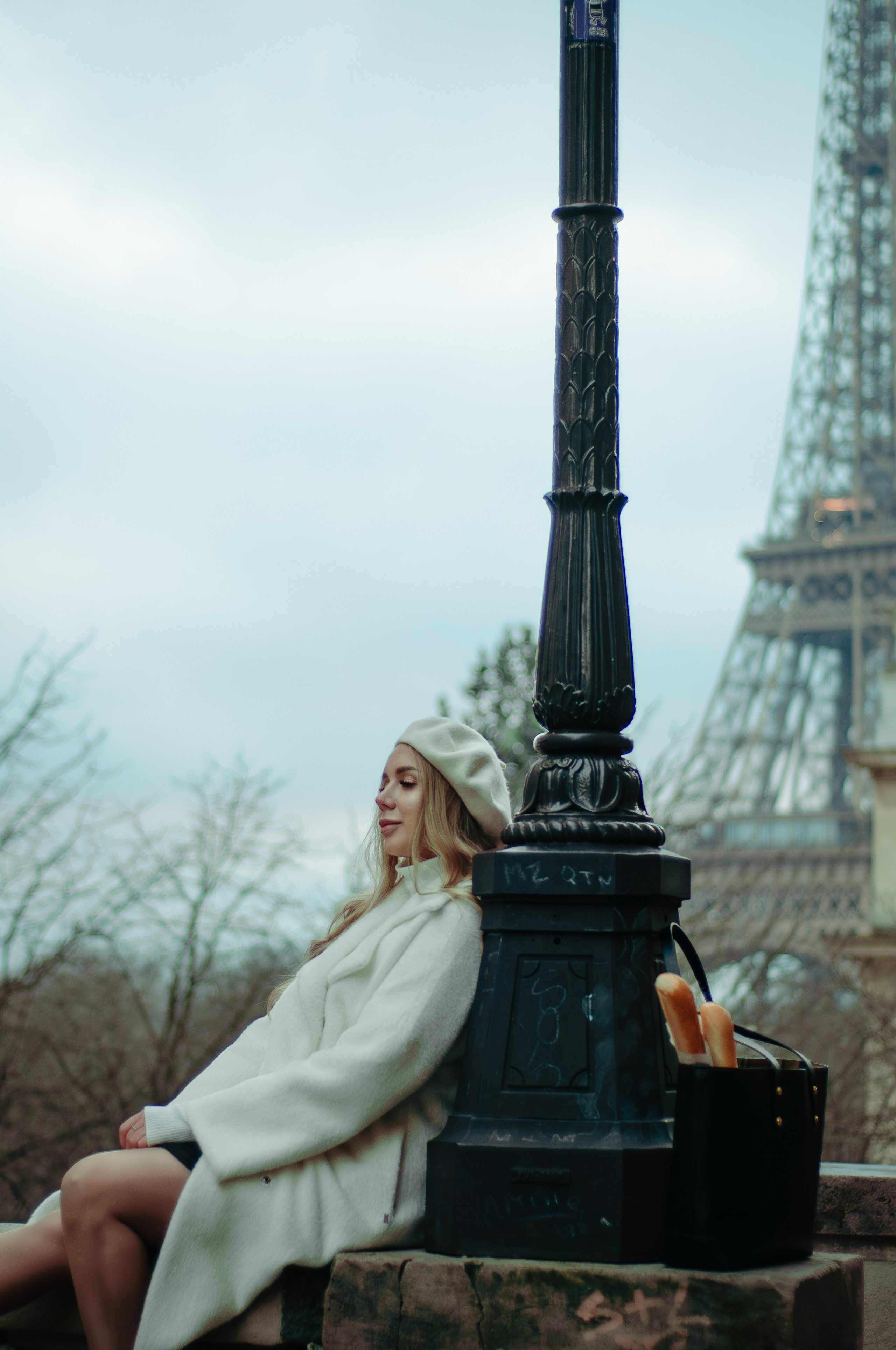 Winter Eiffel Tower photoshoot. Paris photographer — Polina Osipova