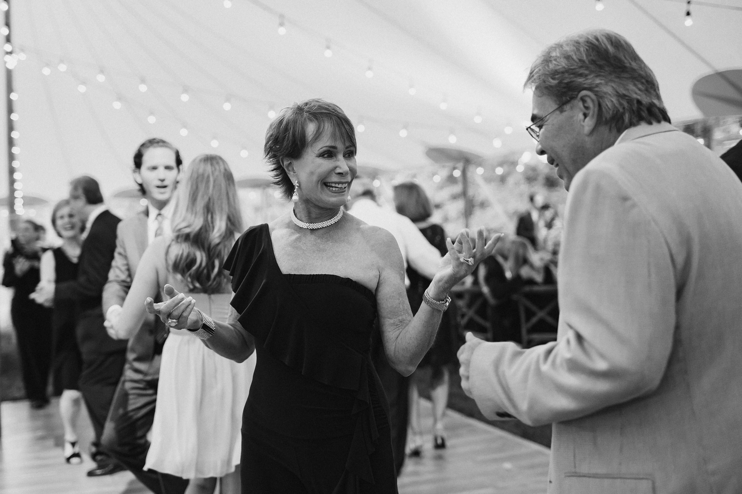 Фотограф в Ирландии Дублин свадьба гости танцы улыбка смех фотки топ свадебных фотографов