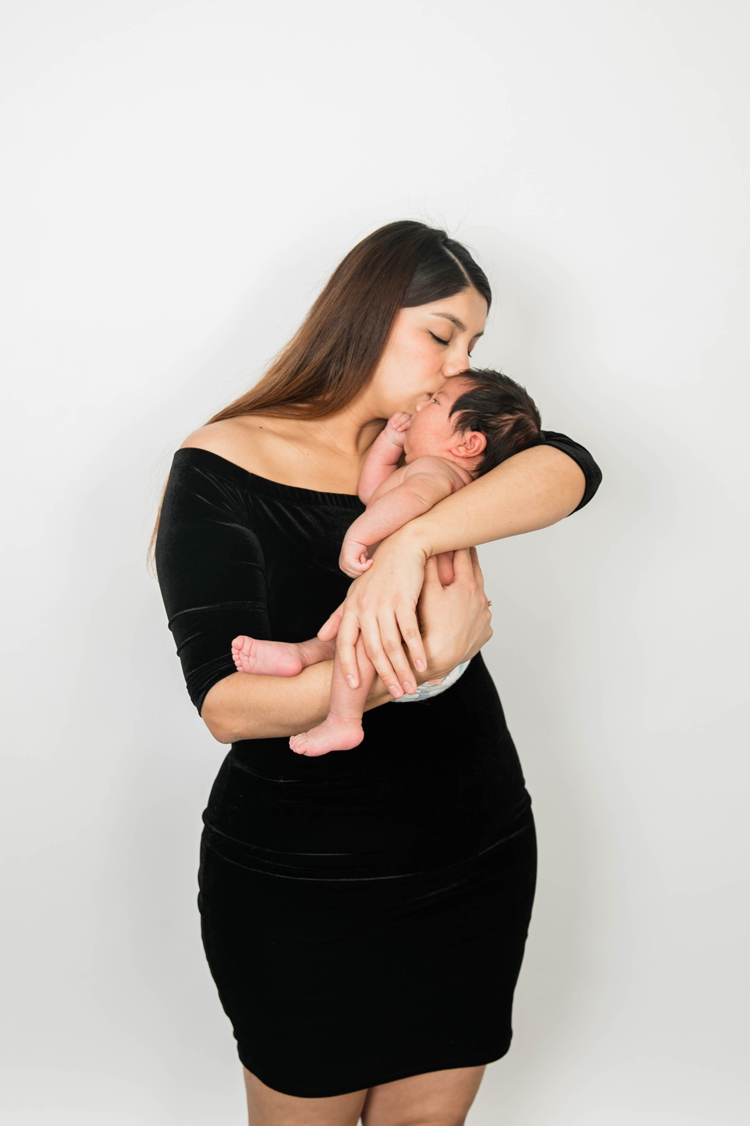 Maternity Photos — Isabel — Harold — Studio Photos. Fotografía accesible en Calgary