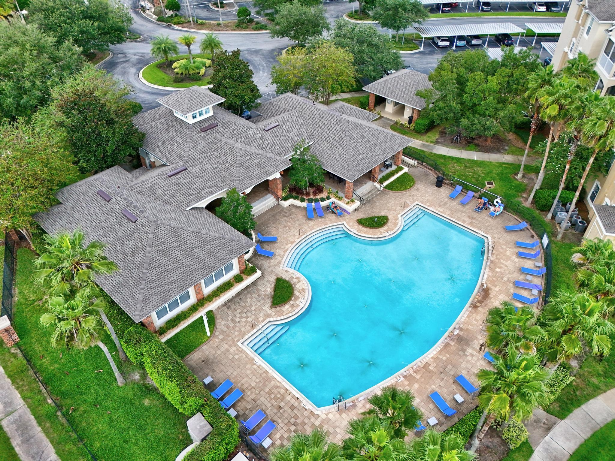 Florida apartment complex with large pool and clubhouse amenities